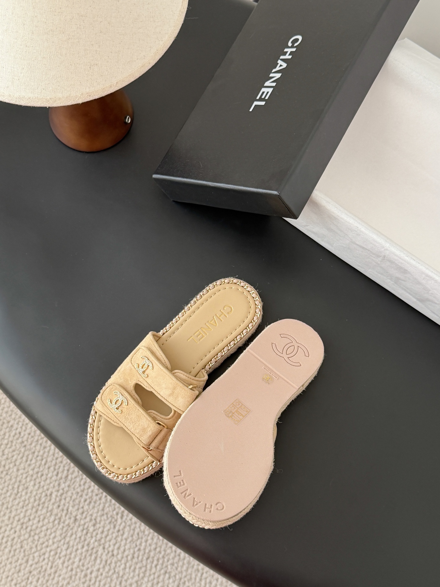 Chanel 经典双c扣链条拖鞋香奶奶家一贯的优雅名媛气质高级感十足！上脚非常nice～非常百搭！无敌美