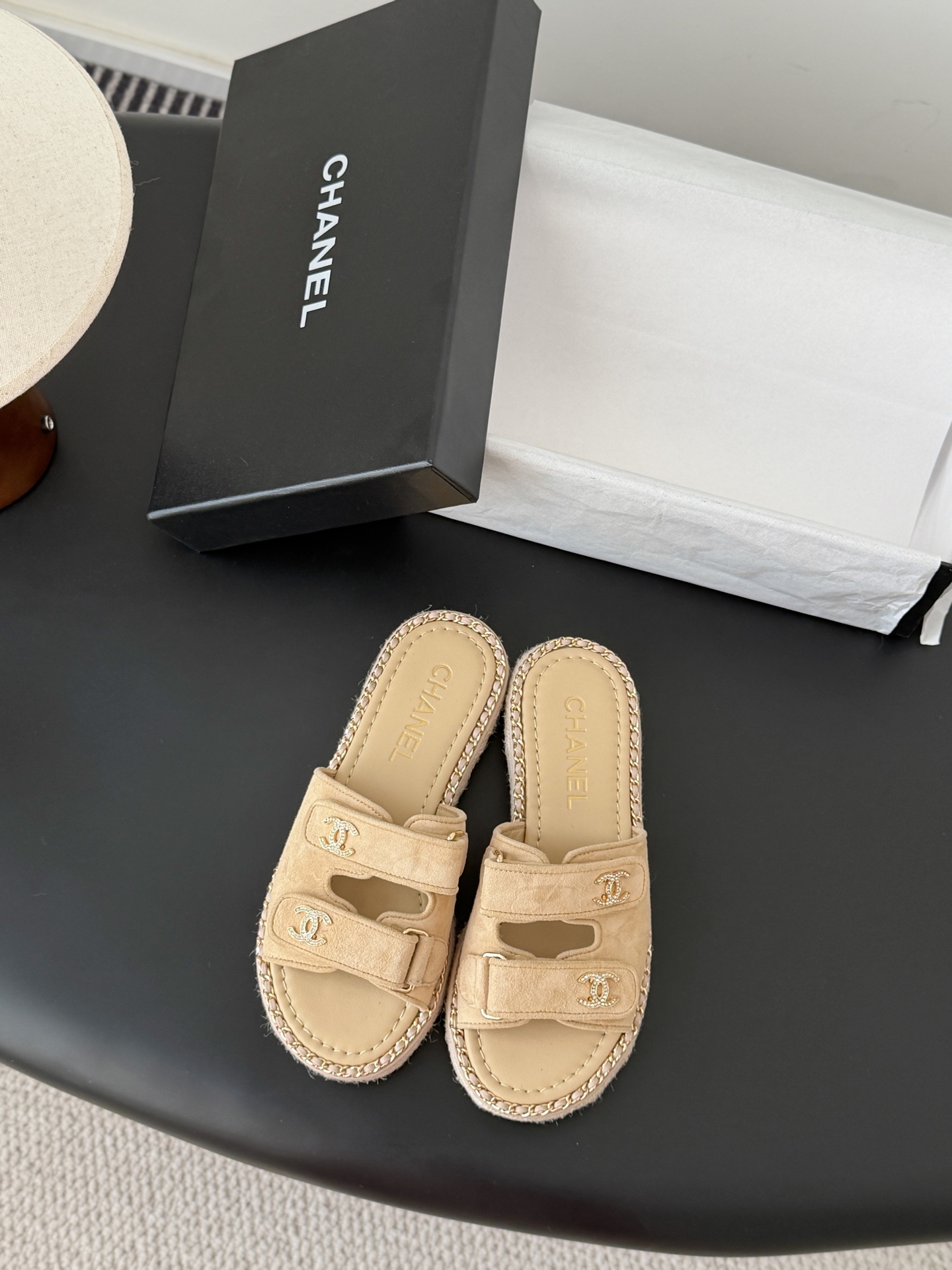 Chanel 经典双c扣链条拖鞋香奶奶家一贯的优雅名媛气质高级感十足！上脚非常nice～非常百搭！无敌美