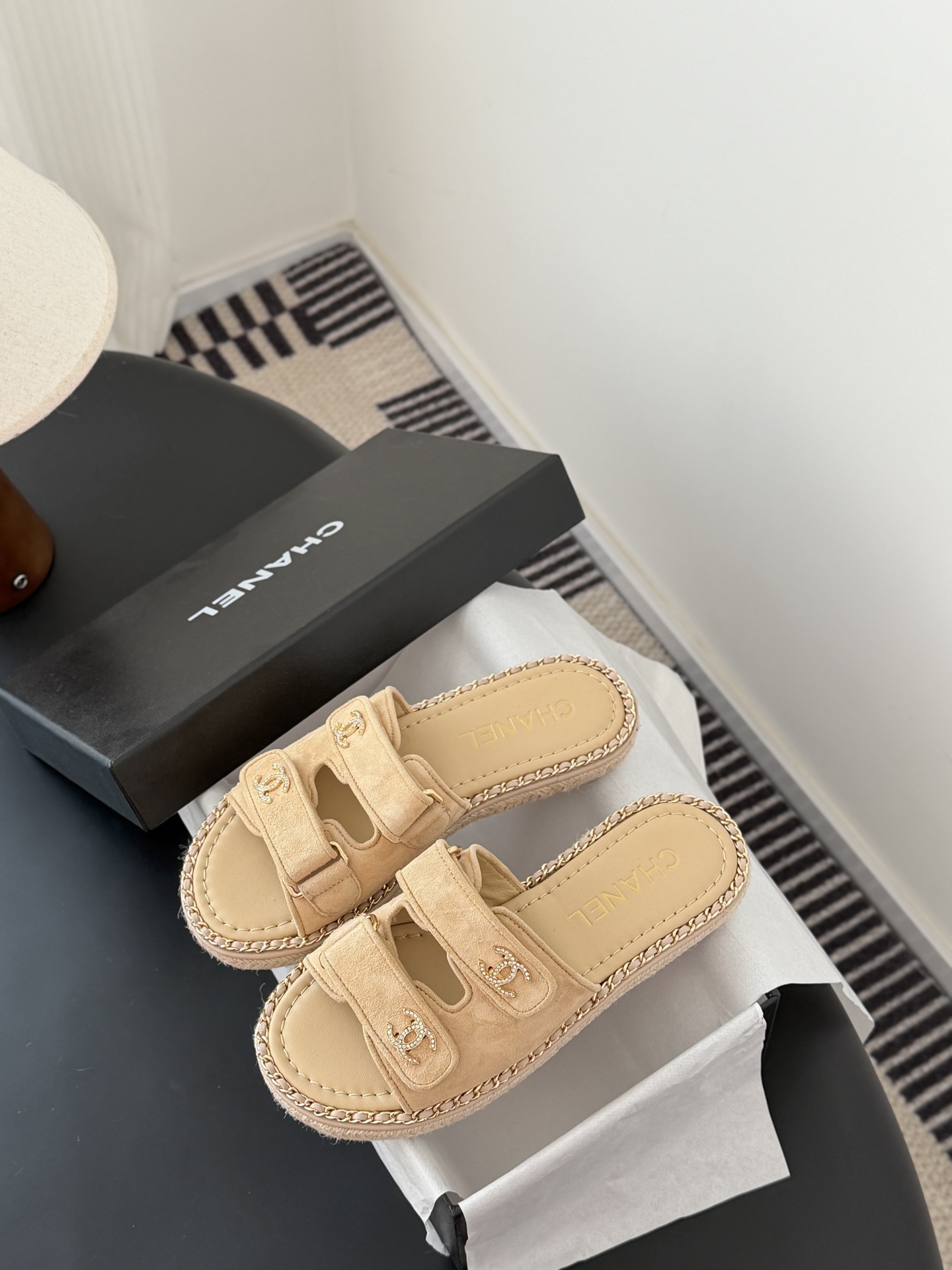 Chanel 经典双c扣链条拖鞋香奶奶家一贯的优雅名媛气质高级感十足！上脚非常nice～非常百搭！无敌美