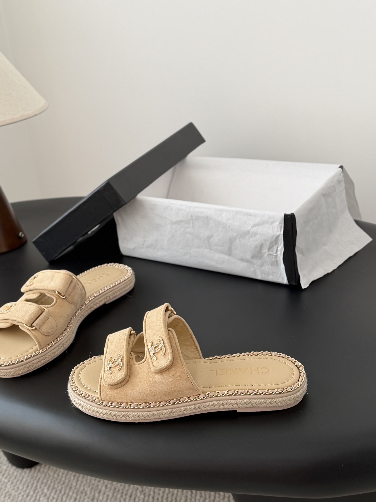 Chanel 经典双c扣链条拖鞋香奶奶家一贯的优雅名媛气质高级感十足！上脚非常nice～非常百搭！无敌美