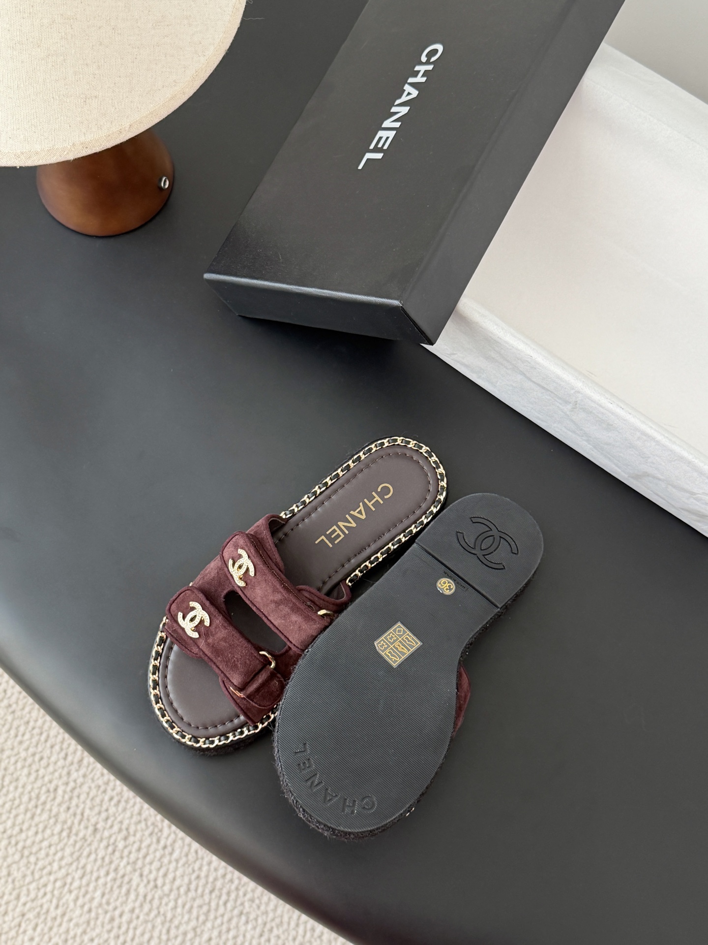 Chanel 经典双c扣链条拖鞋香奶奶家一贯的优雅名媛气质高级感十足！上脚非常nice～非常百搭！无敌美