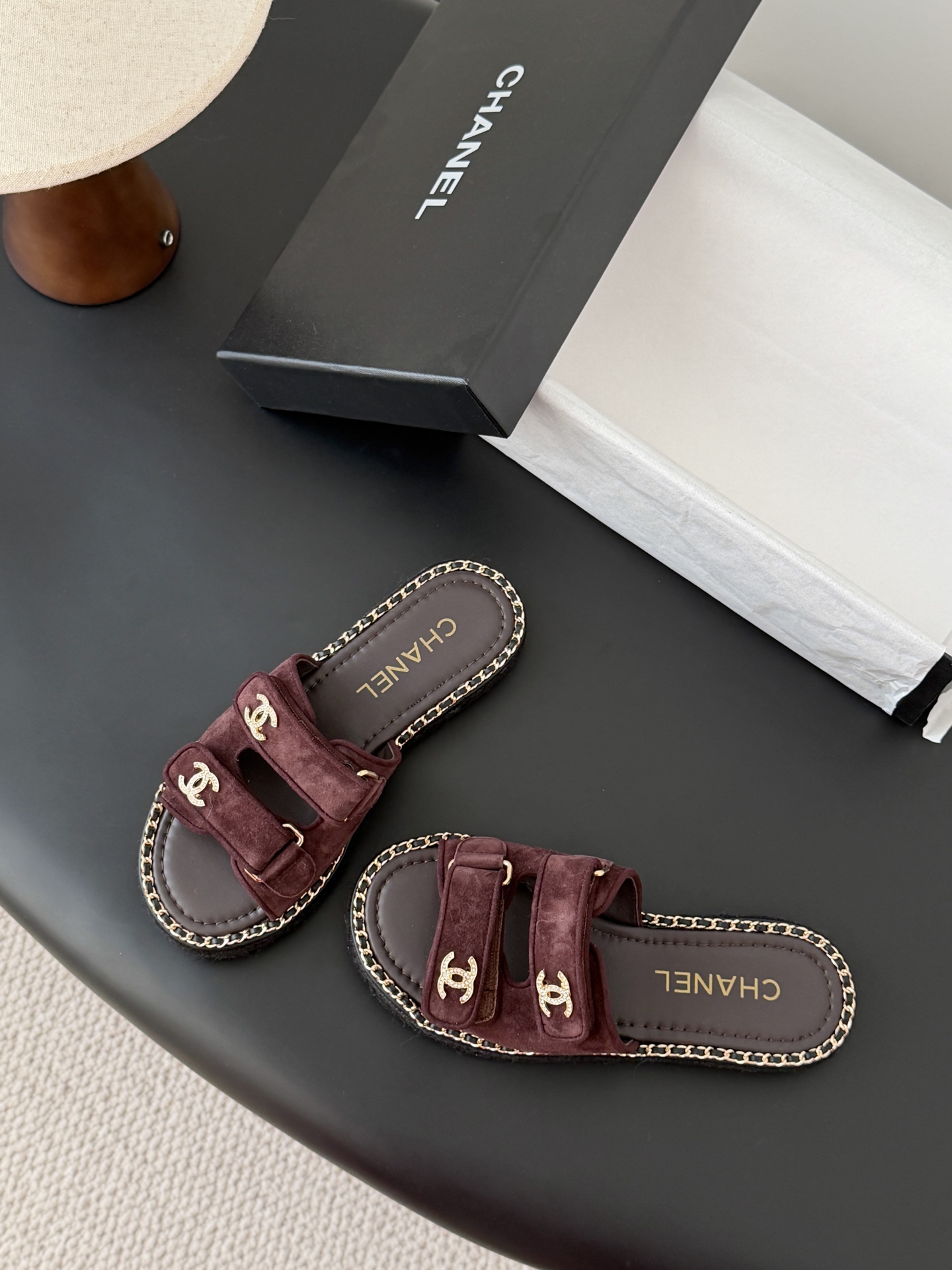 Chanel 经典双c扣链条拖鞋香奶奶家一贯的优雅名媛气质高级感十足！上脚非常nice～非常百搭！无敌美