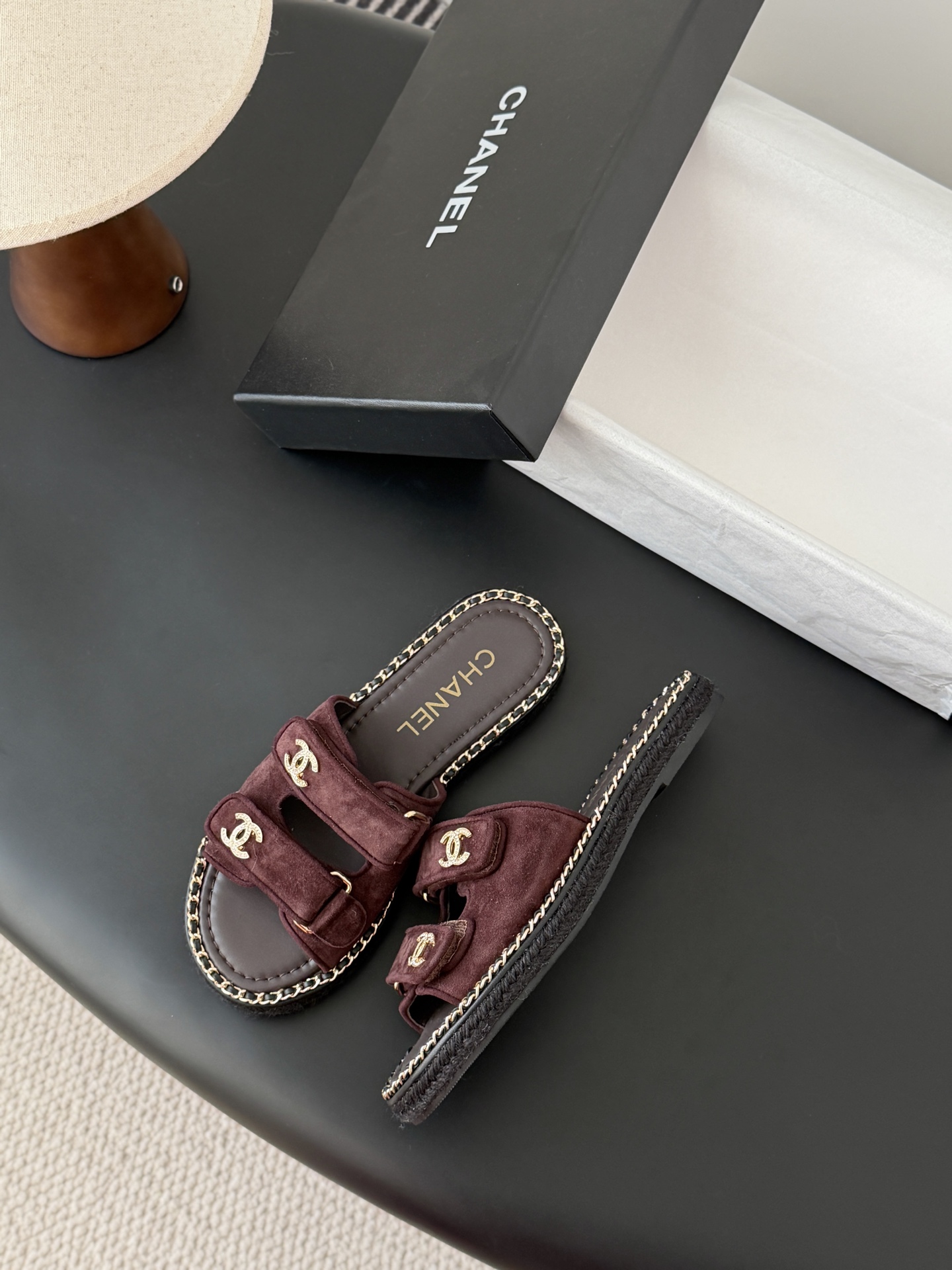 Chanel 经典双c扣链条拖鞋香奶奶家一贯的优雅名媛气质高级感十足！上脚非常nice～非常百搭！无敌美