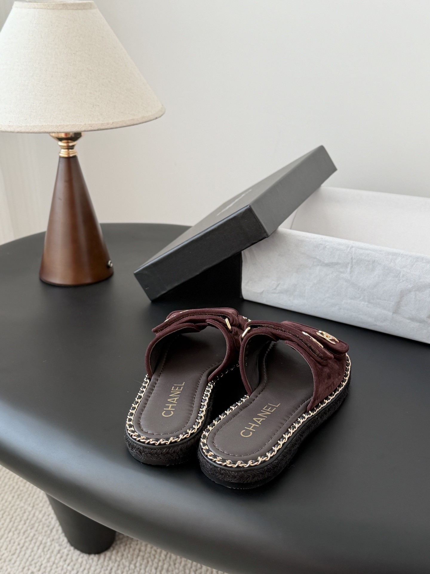 Chanel 经典双c扣链条拖鞋香奶奶家一贯的优雅名媛气质高级感十足！上脚非常nice～非常百搭！无敌美