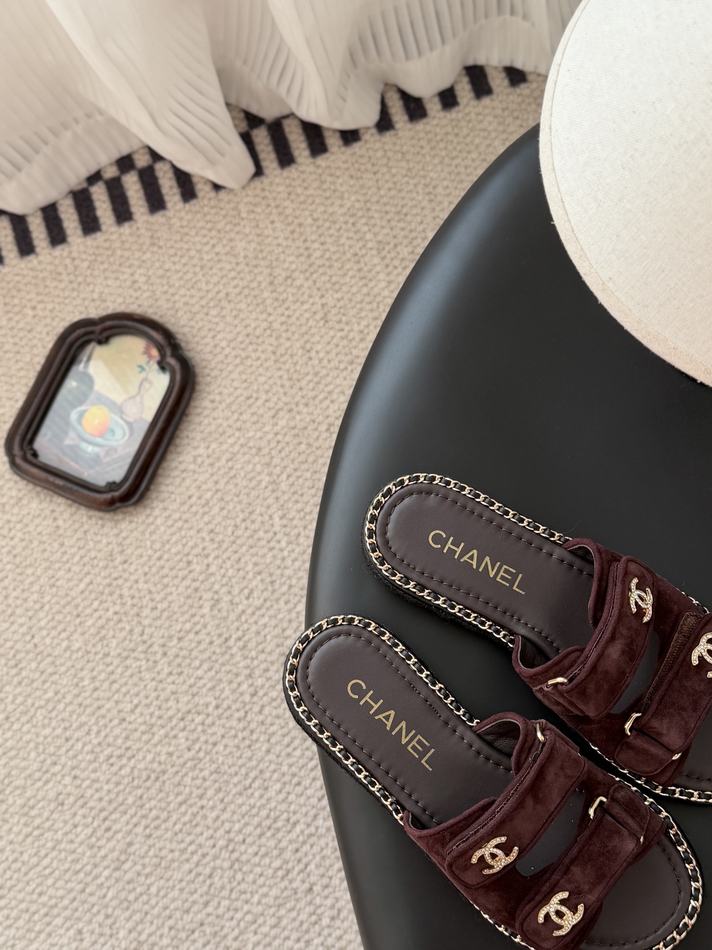 Chanel 经典双c扣链条拖鞋香奶奶家一贯的优雅名媛气质高级感十足！上脚非常nice～非常百搭！无敌美