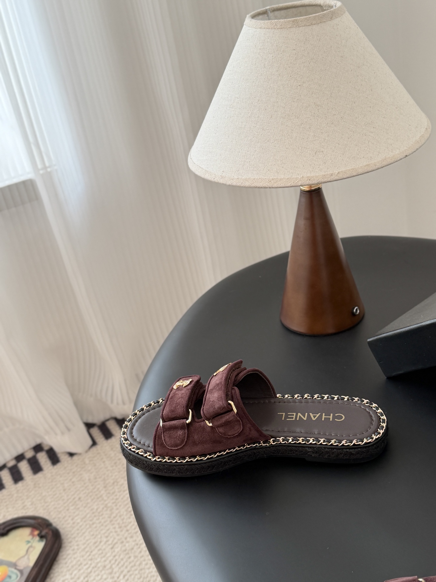 Chanel 经典双c扣链条拖鞋香奶奶家一贯的优雅名媛气质高级感十足！上脚非常nice～非常百搭！无敌美