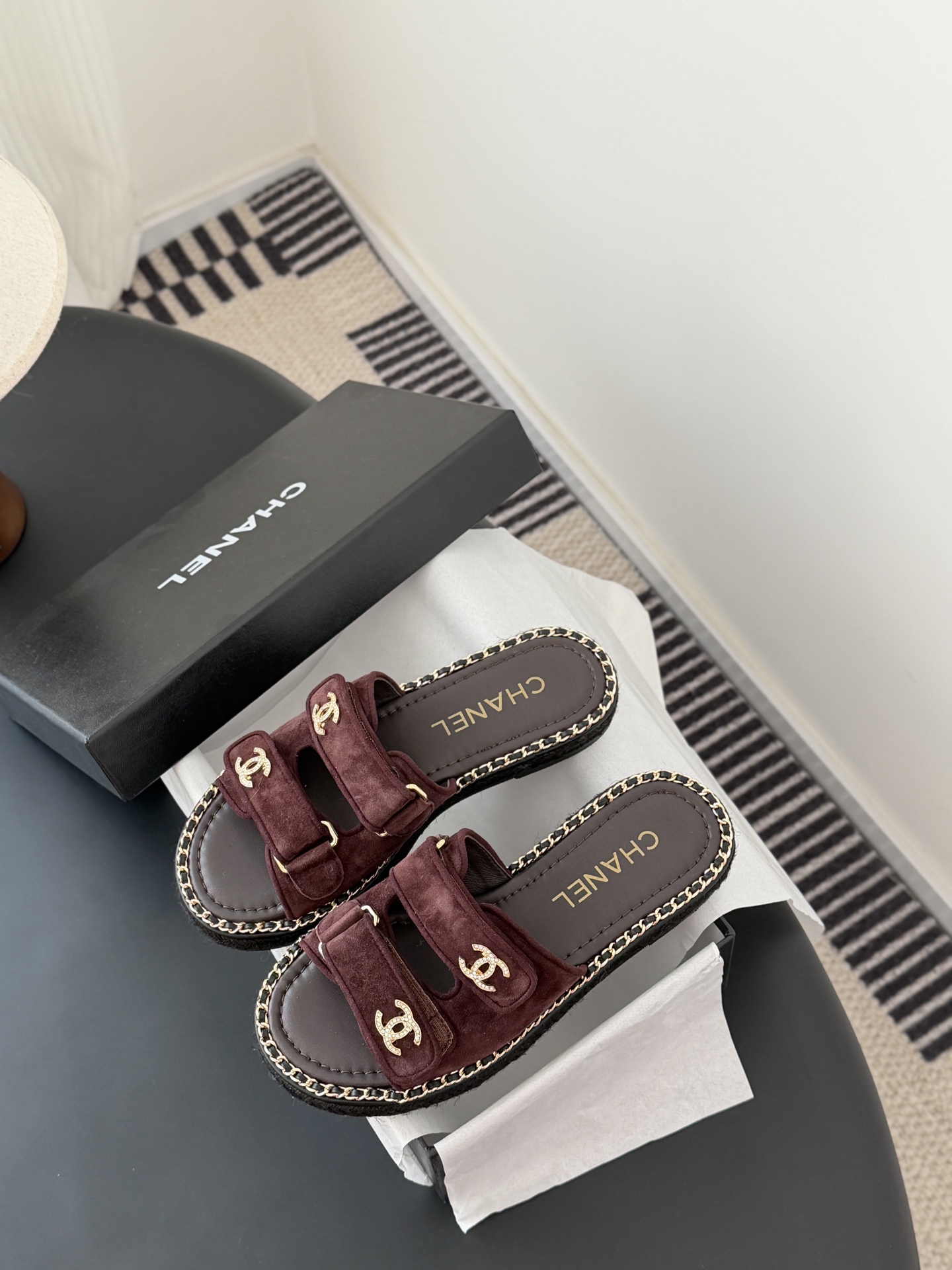 Chanel 经典双c扣链条拖鞋香奶奶家一贯的优雅名媛气质高级感十足！上脚非常nice～非常百搭！无敌美