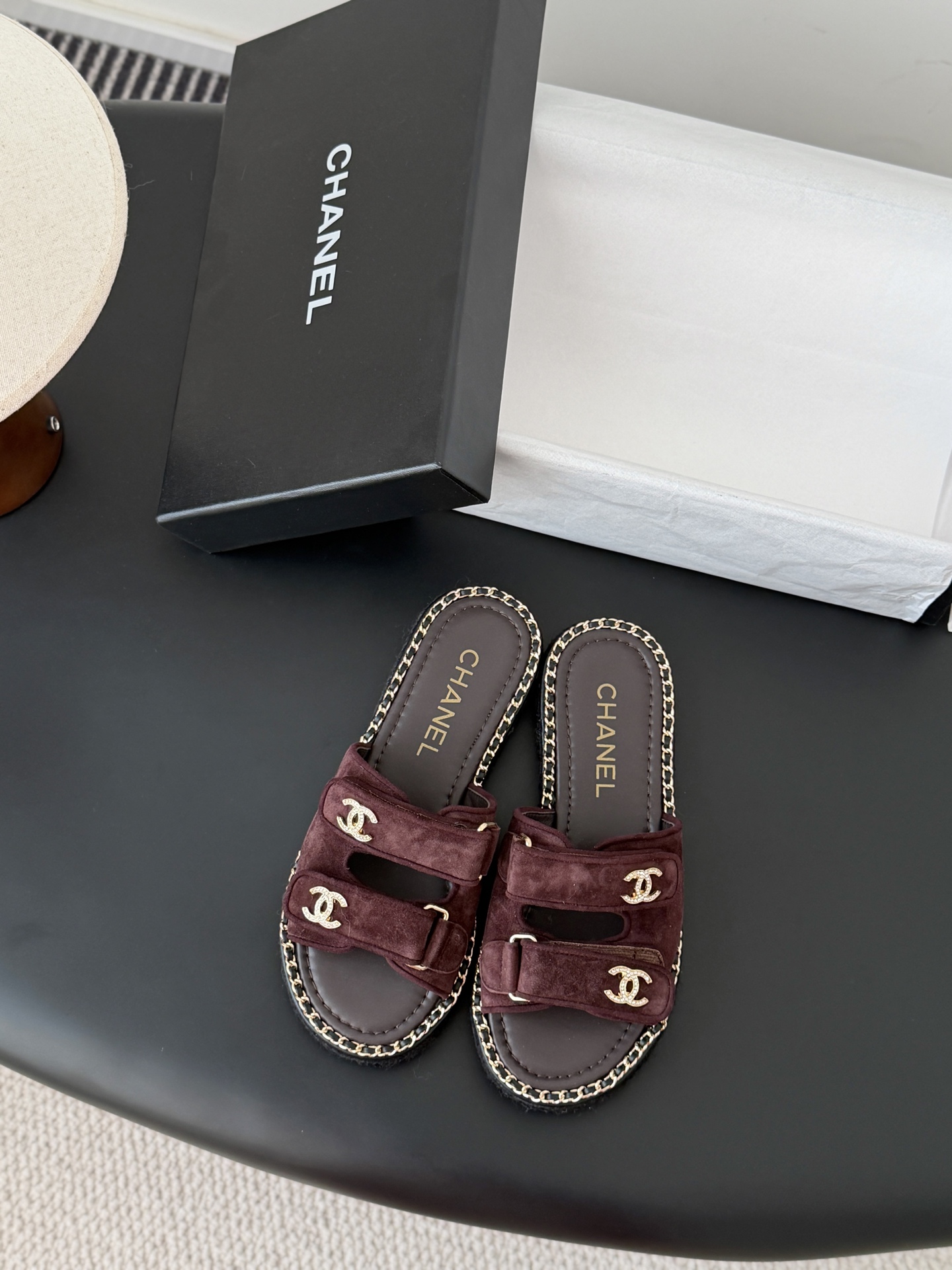 Chanel 经典双c扣链条拖鞋香奶奶家一贯的优雅名媛气质高级感十足！上脚非常nice～非常百搭！无敌美