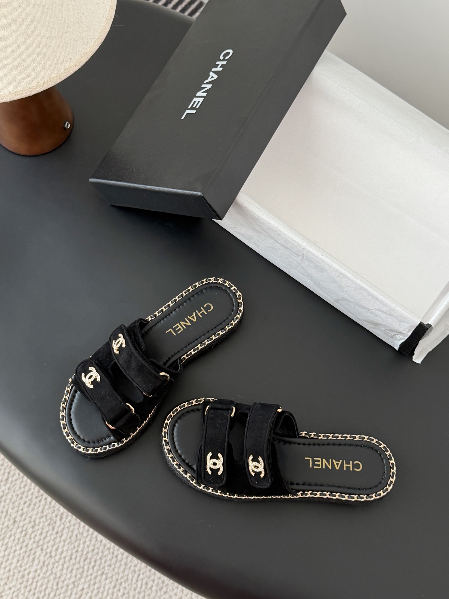 Chanel 经典双c扣链条拖鞋香奶奶家一贯的优雅名媛气质高级感十足！上脚非常nice～非常百搭！无敌美