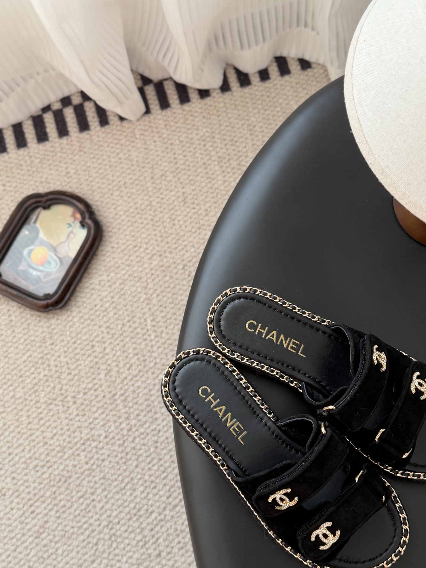 Chanel 经典双c扣链条拖鞋香奶奶家一贯的优雅名媛气质高级感十足！上脚非常nice～非常百搭！无敌美