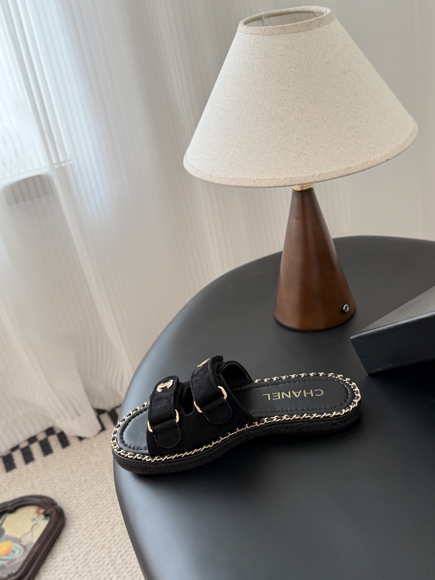 Chanel 经典双c扣链条拖鞋香奶奶家一贯的优雅名媛气质高级感十足！上脚非常nice～非常百搭！无敌美