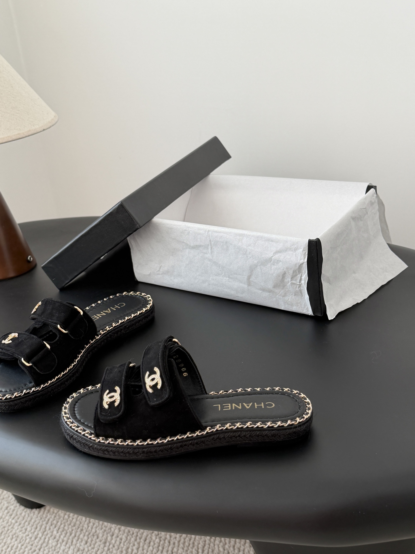 Chanel 经典双c扣链条拖鞋香奶奶家一贯的优雅名媛气质高级感十足！上脚非常nice～非常百搭！无敌美