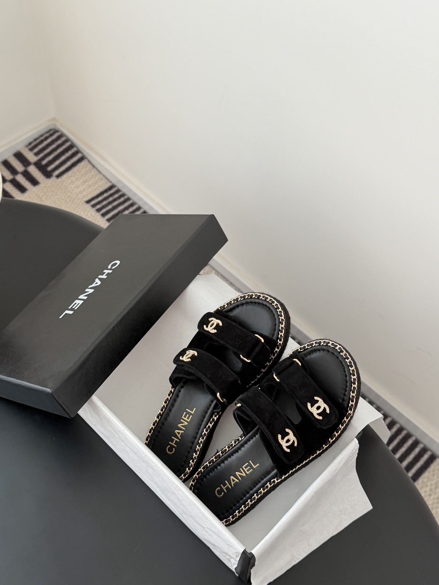 Chanel 经典双c扣链条拖鞋香奶奶家一贯的优雅名媛气质高级感十足！上脚非常nice～非常百搭！无敌美