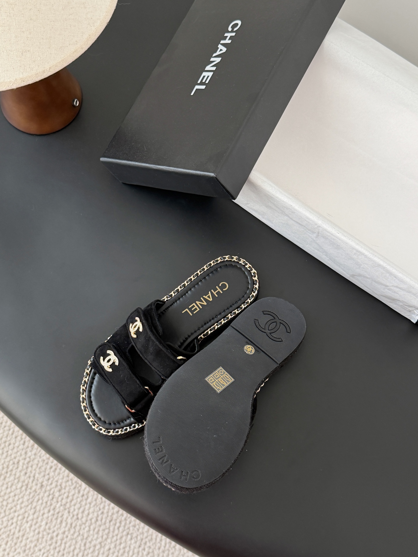 Chanel 经典双c扣链条拖鞋香奶奶家一贯的优雅名媛气质高级感十足！上脚非常nice～非常百搭！无敌美