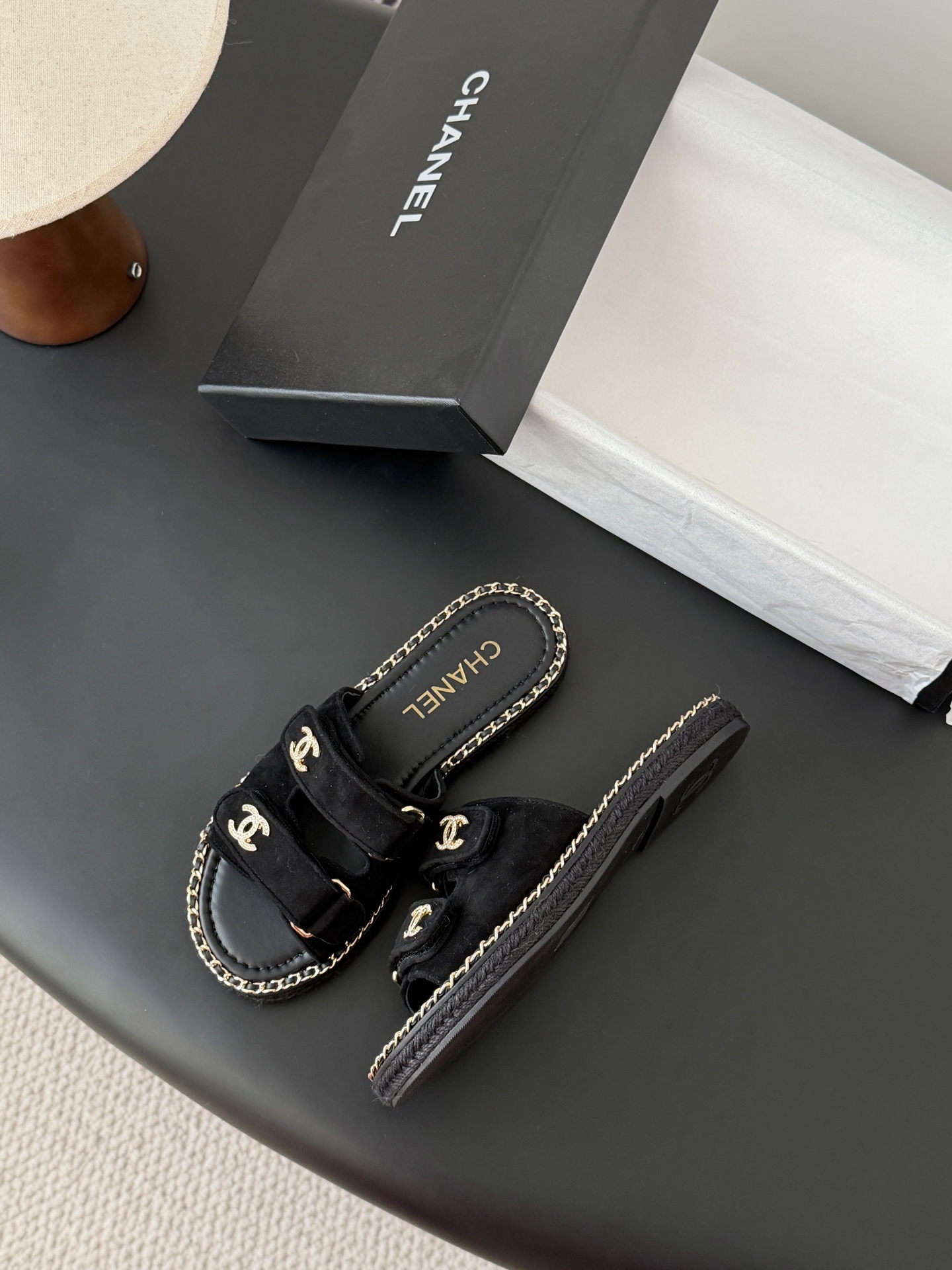 Chanel 经典双c扣链条拖鞋香奶奶家一贯的优雅名媛气质高级感十足！上脚非常nice～非常百搭！无敌美