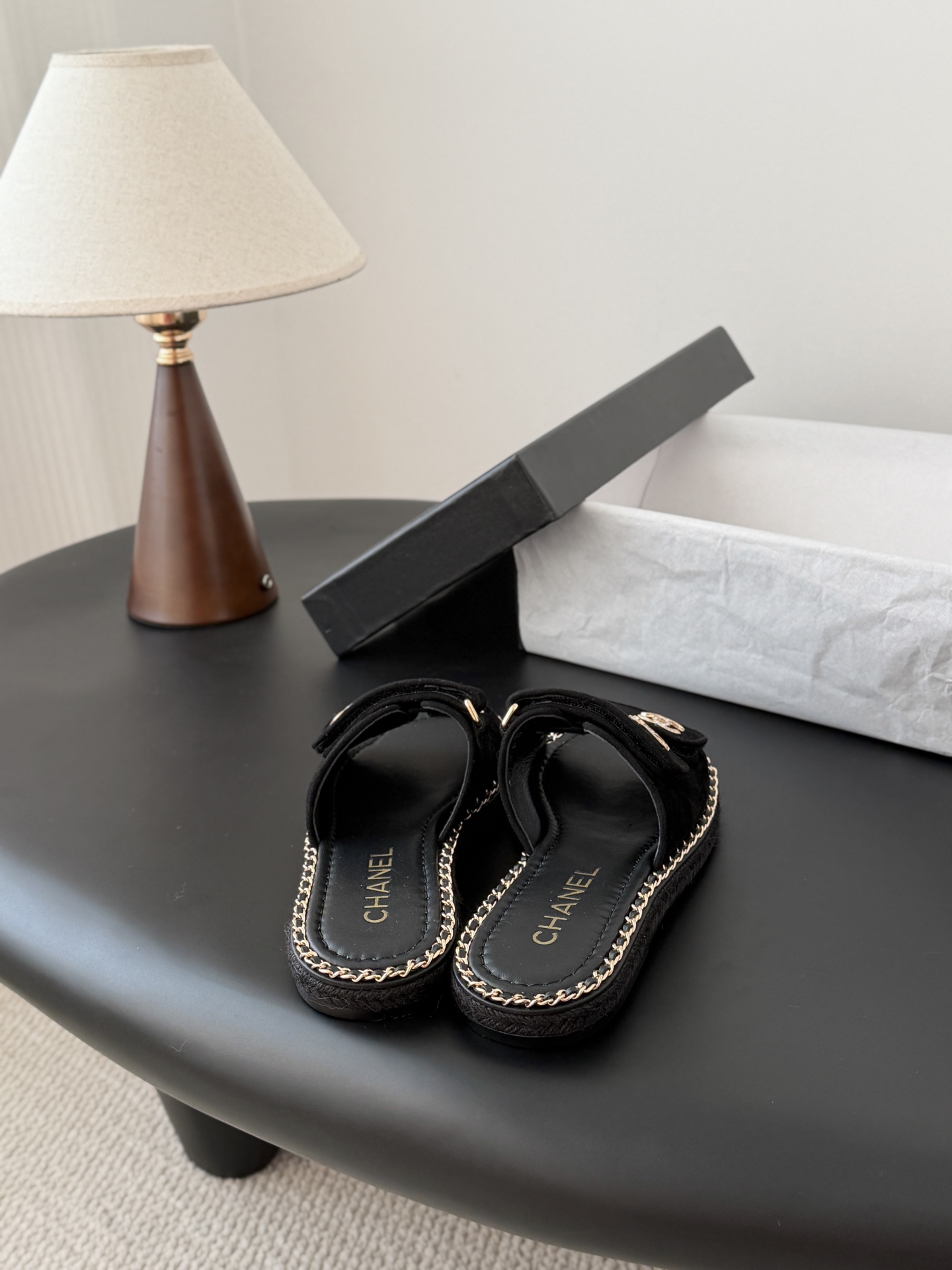 Chanel 经典双c扣链条拖鞋香奶奶家一贯的优雅名媛气质高级感十足！上脚非常nice～非常百搭！无敌美