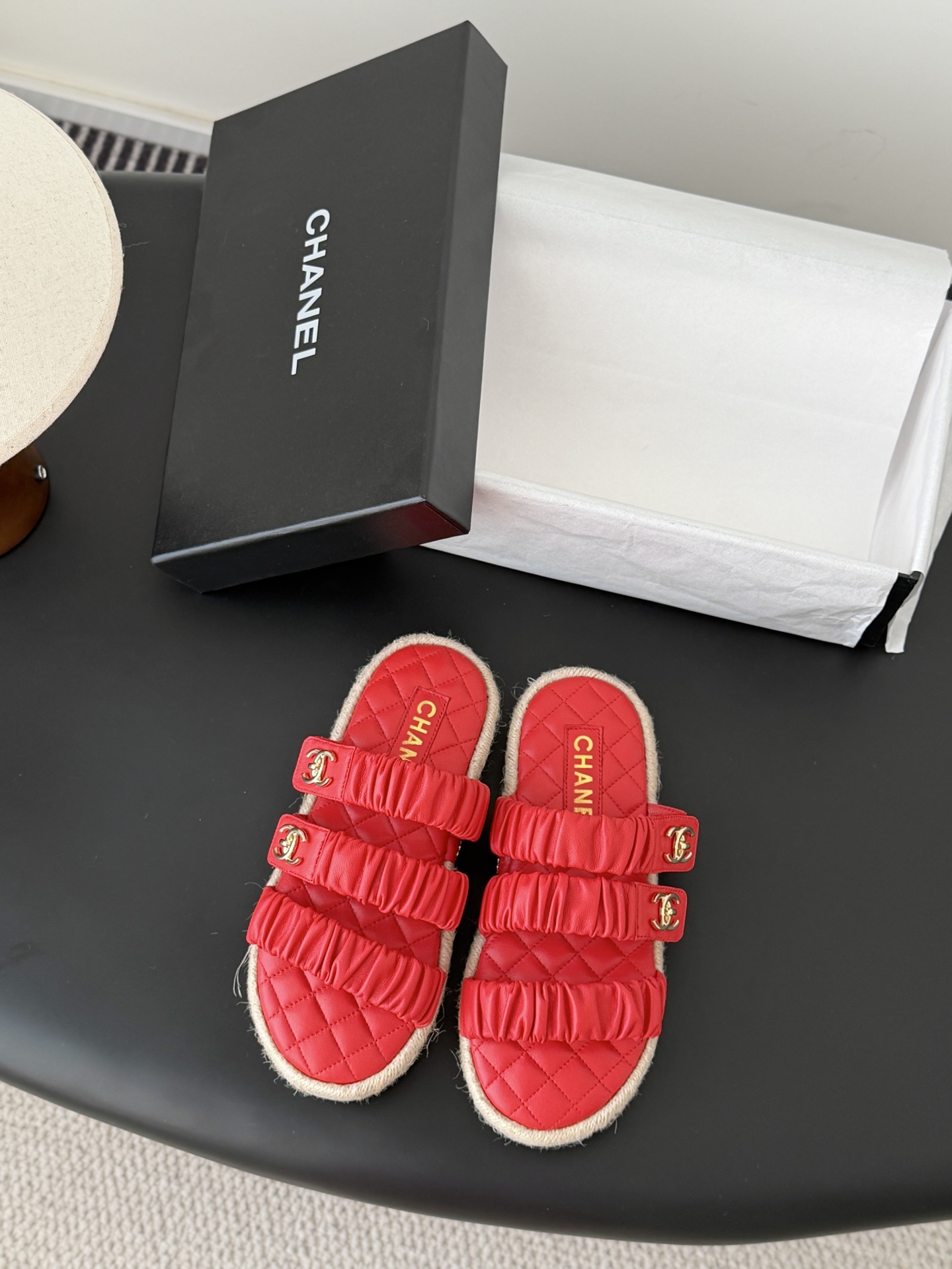 NO:721189,Chanel's classic straw-soled lazy slippers are full of luxury!  Very nice on the feet ~ very versatile!  Incomparably beautiful!  Special fairy padding sheepskin lining original rubber outsole Size35-39 (customized 40/41), slippers, chanel, slippers, espadrilles, sheepskin19860909Chanel经典草编底懒人拖鞋 高级感十足！上脚非常nice～ 非常百搭！无敌美！特别仙 内里垫脚羊皮 原版橡胶大底 Size35-39（40/41定制）,拖鞋,chanel,slippers,espadrilles,sheepskin,Women's Shoes