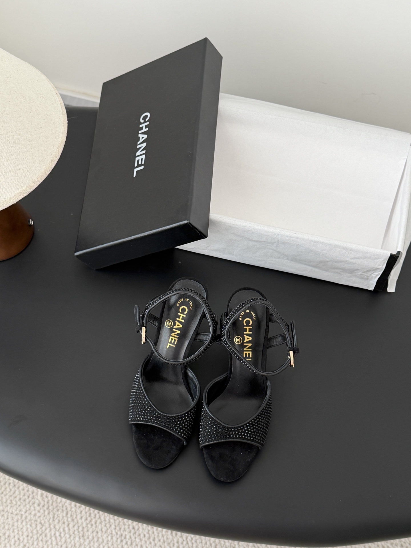 NO:721213,Chanel's new early spring Mary Jane high-heeled shoes, diamond surface embellishment + metal logo hollow out, round-pointed last is not picky about the shape of the foot, wide and fat feet can also look slim when worn, sheepskin lining on the upper, genuine leather outsole, 11 restoration Size35-39 (other sizes are not returned or exchanged), high heels and sandals, chanel, sandals, mary jane, high heels, sheepskin, Leather soles19860909Chanel早春新款玛丽珍高跟鞋 钻面点缀+金属logo镂空 圆尖的楦头对脚型完全不挑 宽胖脚穿也显瘦 鞋面内里羊皮 真皮大底 11还原 Size35-39（其他码数定制不退换）,高跟鞋凉鞋,chanel,sandals,mary jane,high heels,sheepskin,Leather soles,Women's Shoes