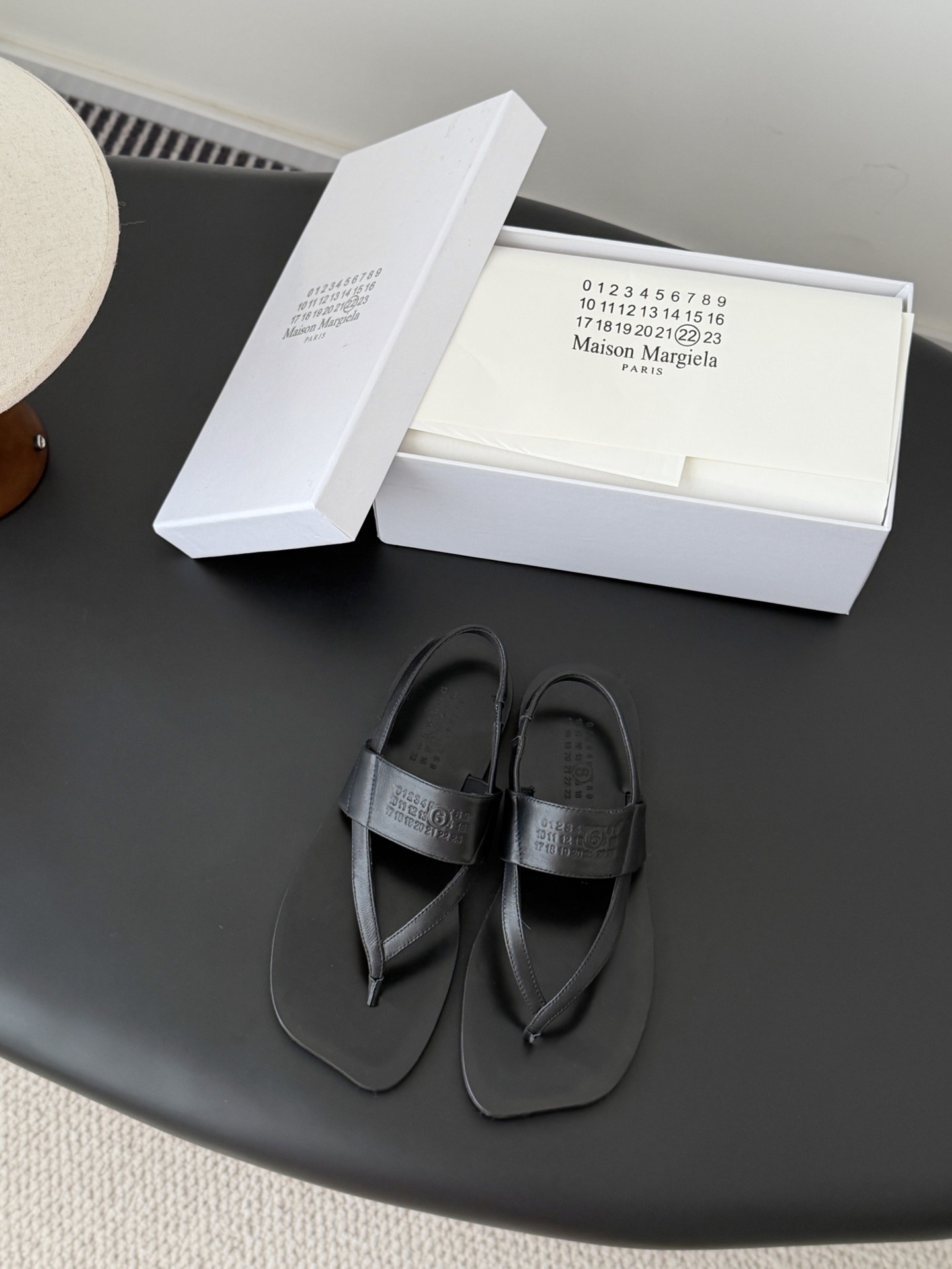 NO:721198,High quality!  Maison Margiela MM6 split-toe shoes Tabi Italian vegetable-tanned sheepskin!  Welcome to compare with the real original outsole!  Size:35-39 Other sizes can be customized, split-toe shoes, masion margiela, sheepskin19860909高定品质！Maison Margiela MM6分趾鞋 Tabi 意产植鞣羊皮！ 欢迎对比 真正的原版大底！ Size:35-39 其他码数定做,分趾鞋,masion margiela,sheepskin,Women's Shoes