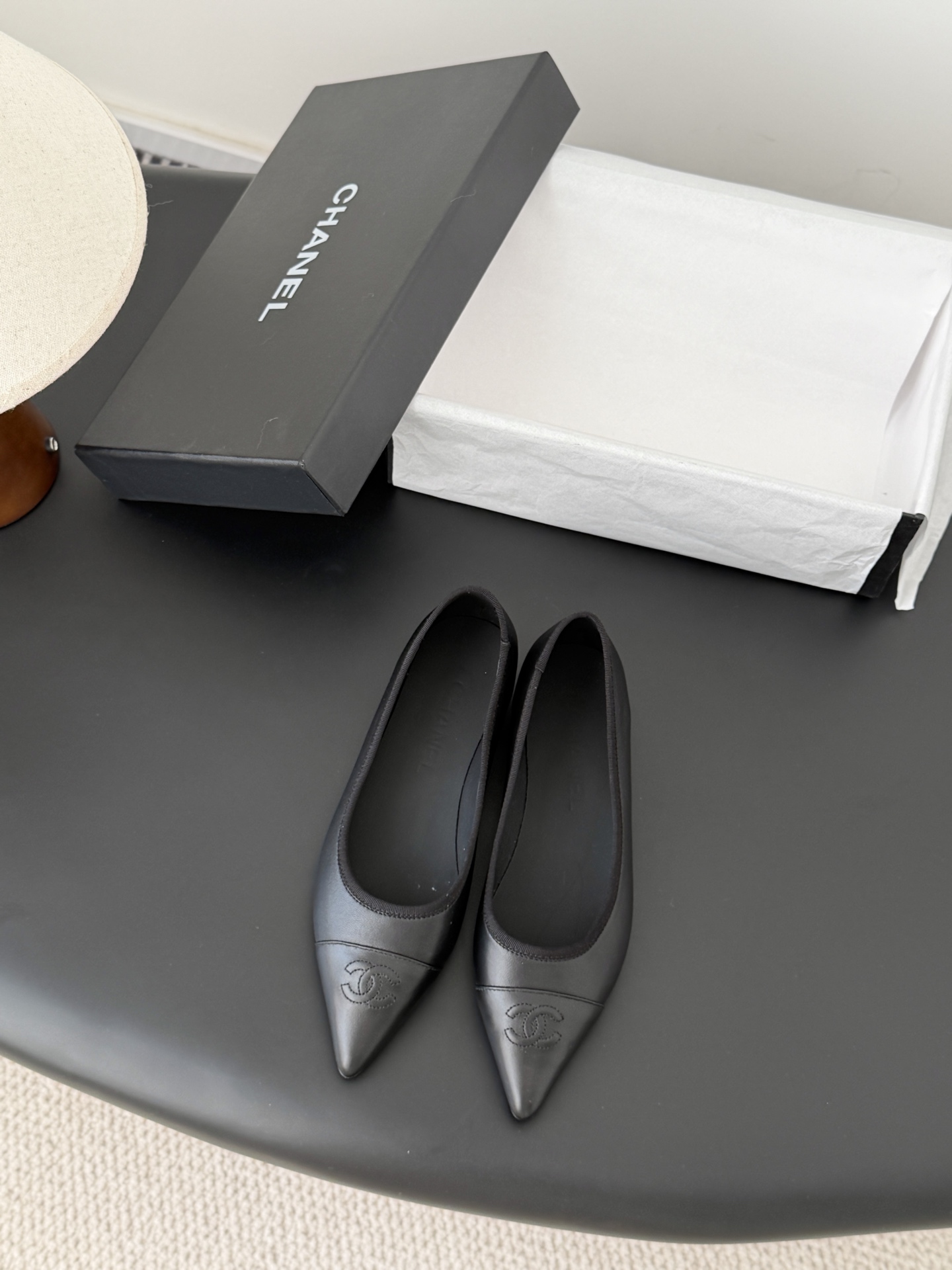 NO:721181,Chanel 25K pointed-toe color-blocked shoes. New models are on sale first. Classic color-blocked. This year's must-have item. Original development. Private model hardware. Genuine leather outsole. Sheepskin lining. Size: 35-39. Other sizes are determined, single shoes, chanel, sheepskin, Leather soles.19860909Chanel 25K尖头拼色单鞋 新款抢先发售 经典拼色 今年必爆单品 原版开发 私模五金 真皮大底 内里羊皮 Size:35-39 其他码数定,单鞋,chanel,sheepskin,Leather soles,Women's Shoes