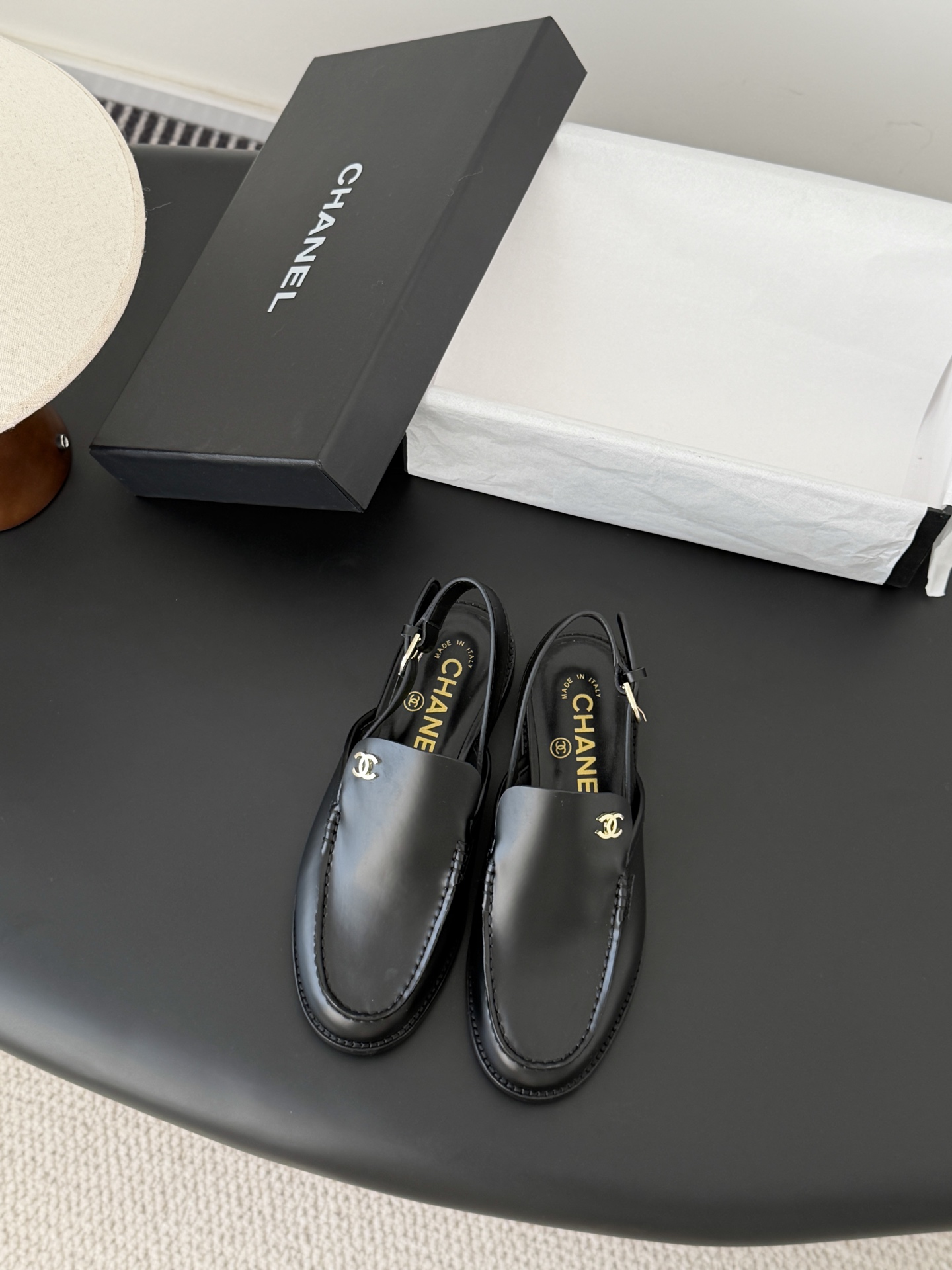 NO:721165,Chanel's new double C buckle loafers. The return of the double C buckle design. Special Vintage. Full of retro flavor. Loafers have also grown to the aesthetic point. Sheepskin lining. Original outsole. Size: 35-39. Other sizes are customized and cannot be returned. Loafers, chanel, loafers, sheepskin19860909Chanel新款双C扣乐福鞋 回归的双C扣设计 特别Vintage 复古味十足 乐福鞋也长到了审美上 内里羊皮 原版大底 Size:35-39 其他码数定做不退换,乐福鞋,chanel,loafers,sheepskin,Women's Shoes