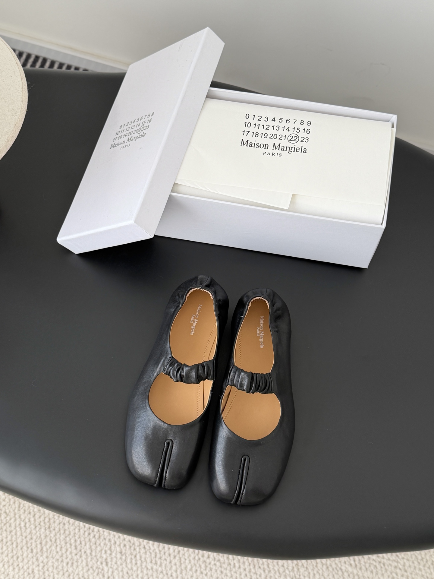 NO:721159,High quality!  Maison Margiela MM6 split-toe shoes Tabi Italian vegetable-tanned sheepskin!  Welcome to compare with the real original outsole!  Size:35-39 Other sizes can be customized, split-toe shoes, masion margiela, sheepskin19860909高定品质！Maison Margiela MM6分趾鞋 Tabi 意产植鞣羊皮！ 欢迎对比 真正的原版大底！ Size:35-39 其他码数定做,分趾鞋,masion margiela,sheepskin,Women's Shoes