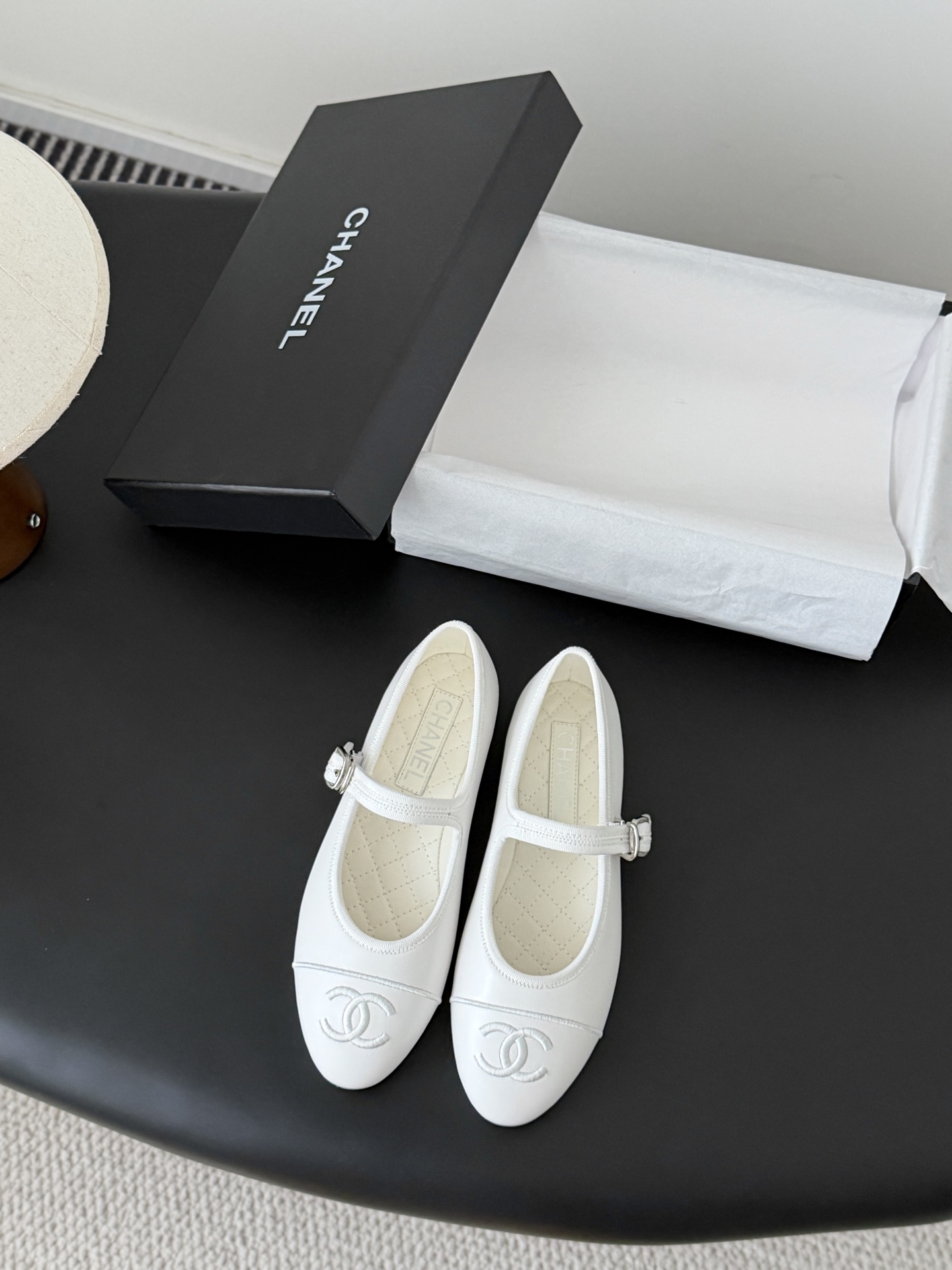 NO:721152,Chanel 25B Mary Jane shoes are simple yet sweet and playful!  Three-dimensional electric embroidery logo, solid color fabric is refreshing and easy to match, with buttons for better heeling. Sheepskin lining, genuine leather outsole Size: 35-39 (other sizes are not returnable for customization), single shoes Mary Jane, chanel, mary jane, sheepskin, Leather soles19860909Chanel 25B玛丽珍单鞋 简约又不失甜美俏皮！ 立体电绣logo,纯色面料清爽易搭,搭配扣子更加跟脚.内里羊皮 真皮大底 Size:35-39（其他码数定制不退换）,单鞋玛丽珍,chanel,mary jane,sheepskin,Leather soles,Women's Shoes