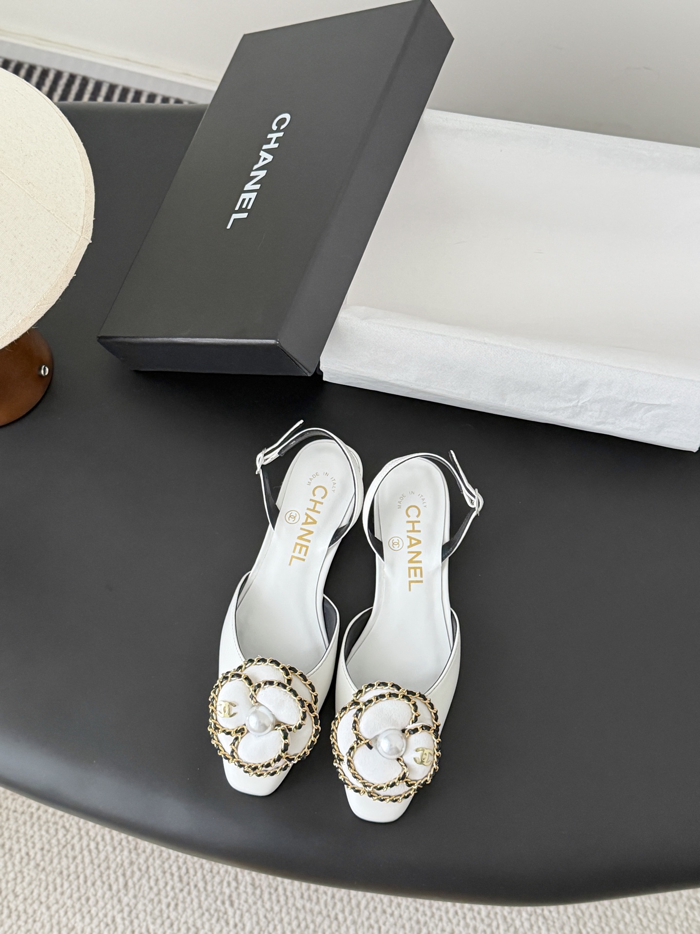 NO:721145,Chanel 26K new spring and summer shoe series. This season's camellia series is really beautiful. Grandma Xiang's always elegant and ladylike temperament, full of high-end sense!  It’s very nice on the feet~ Whether worn barefoot or paired with skirts or trousers, it’s very versatile!  Incomparably beautiful!  Extra special, sheepskin lining, genuine leather outsole, Size 35-39 (40/41 customized, non-returnable), sandals, chanel, sandals, skirts, sheepskin, Leather soles19860909Chanel 26K春夏新品单鞋系列 这一季山茶花系列真的超美 香奶奶家一贯的优雅名媛气质 高级感十足！上脚非常nice～ 不管光脚穿或搭配裙装、裤装、 都非常百搭！无敌美！特别仙 内里垫脚羊皮 真皮大底 Size35-39（40/41定制不退换）,凉鞋,chanel,sandals,skirts,sheepskin,Leather soles,Women's Shoes