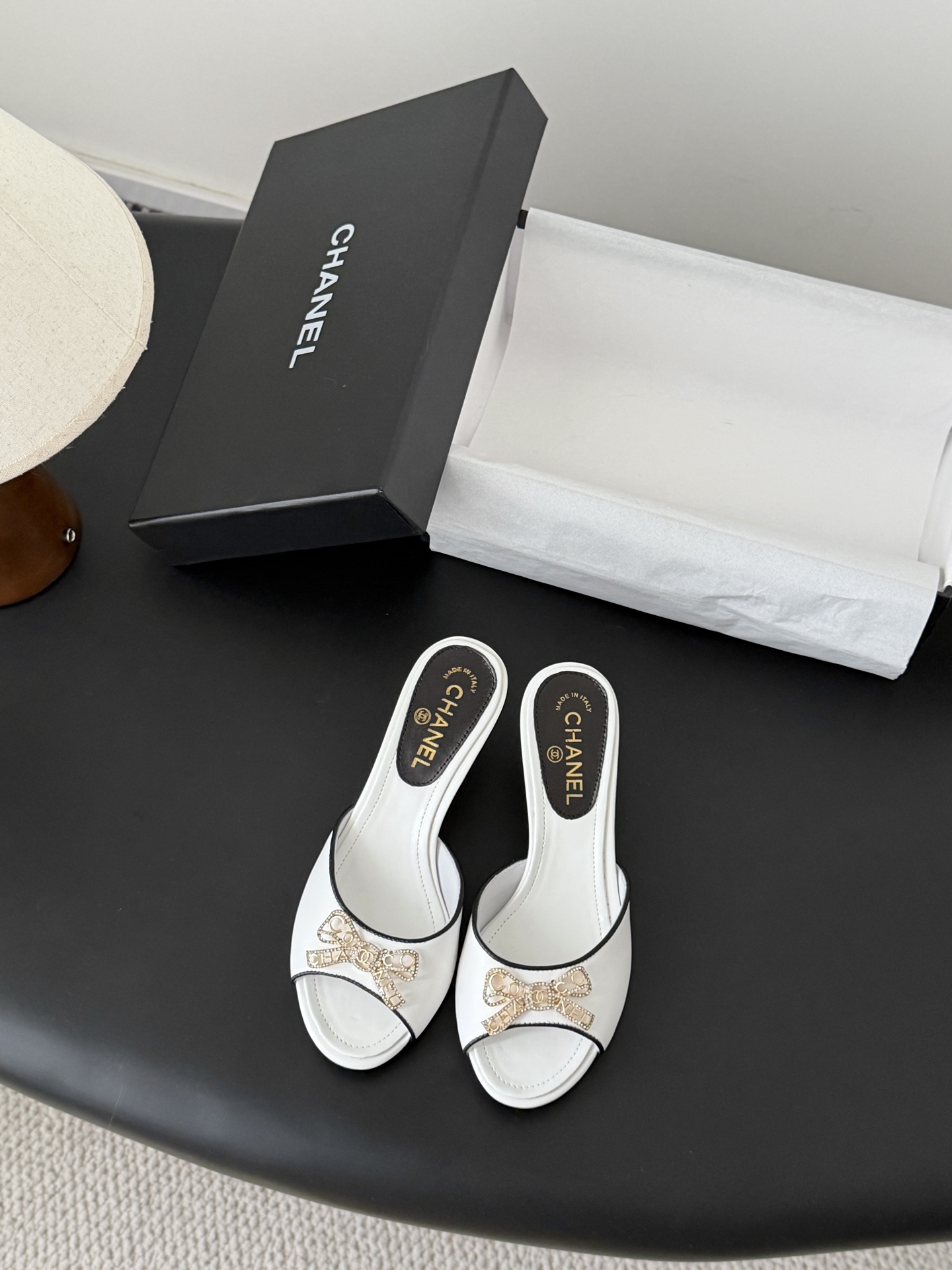 NO:721138,Chanel's 26K spring and summer new bow high heels have the usual elegant and ladylike temperament of Grandma Xiang's family. Metal bow embellishment + small stiletto heels. Full of femininity~ Full of high-end feeling. Very nice on the feet!  Very versatile!  Incomparably beautiful!  Size35-39 (other sizes are not returnable or exchangeable), high heels and slippers, chanel, high heels, slippers19860909Chanel 26K春夏新品蝴蝶结高跟鞋 香奶奶家一贯的优雅名媛气质 金属蝴蝶结点缀+小细跟 女人味十足～ 高级感拉满 上脚非常nice！ 非常百搭！无敌美！ Size35-39（其他码数定制不退换）,高跟鞋拖鞋,chanel,high heels,slippers,Women's Shoes