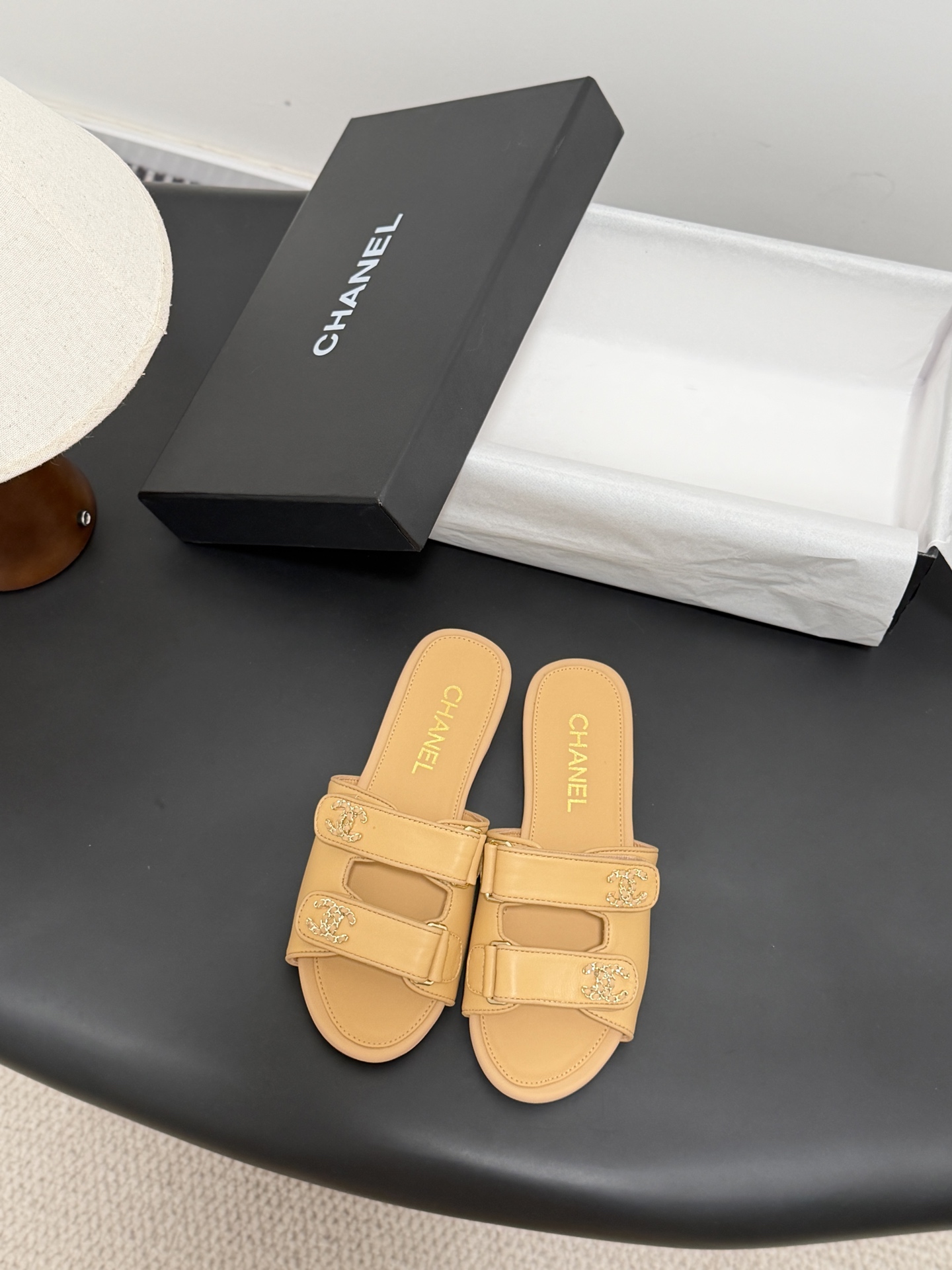 NO:721125,Chanel's classic double C buckle slippers have the usual elegant and ladylike temperament of Grandma Xiang's family and are full of high-end feel!  Very nice on the feet ~ very versatile!  Incomparably beautiful!  Extra special, sheepskin lining, original leather outsole, Size 35-39 (40/41 customized, non-returnable), slippers, chanel, slippers, sheepskin, Leather soles19860909Chanel 经典双c扣拖鞋 香奶奶家一贯的优雅名媛气质 高级感十足！上脚非常nice～ 非常百搭！无敌美！特别仙 内里垫脚羊皮 原版真皮大底 Size35-39（40/41定制不退换）,拖鞋,chanel,slippers,sheepskin,Leather soles,Women's Shoes