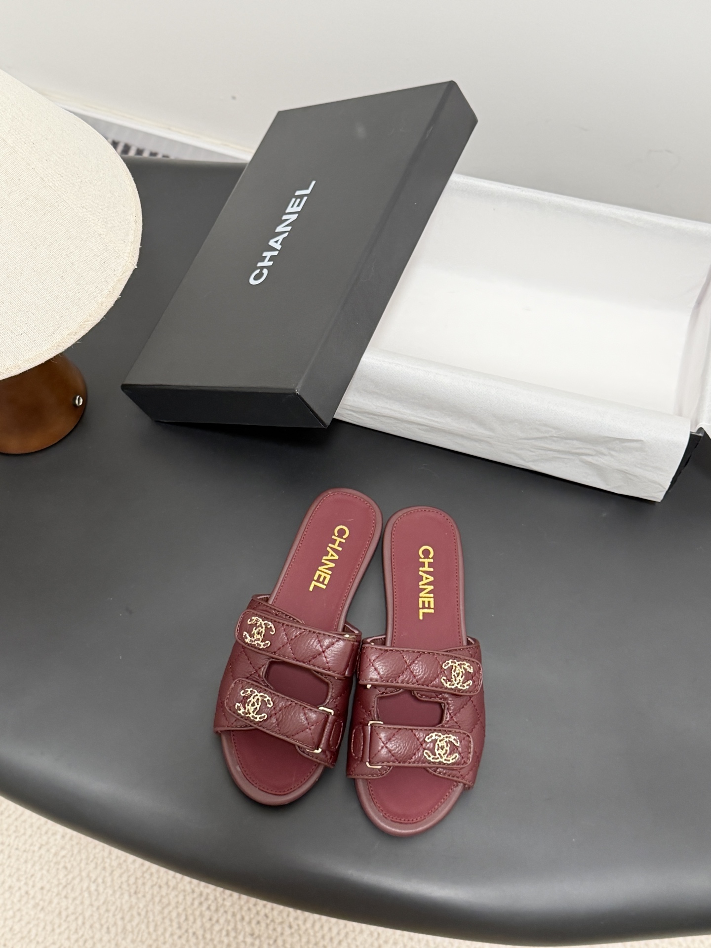 NO:721131,Chanel's classic double C buckle rhombus slippers have the usual elegant and ladylike temperament of Grandma Xiang's family and are full of high-end feel!  Very nice on the feet ~ very versatile!  Incomparably beautiful!  Extra special, sheepskin lining, original leather outsole, Size 35-39 (40/41 customized, non-returnable), slippers, chanel, slippers, sheepskin, Leather soles19860909Chanel 经典双c扣菱格拖鞋 香奶奶家一贯的优雅名媛气质 高级感十足！上脚非常nice～ 非常百搭！无敌美！特别仙 内里垫脚羊皮 原版真皮大底 Size35-39（40/41定制不退换）,拖鞋,chanel,slippers,sheepskin,Leather soles,Women's Shoes