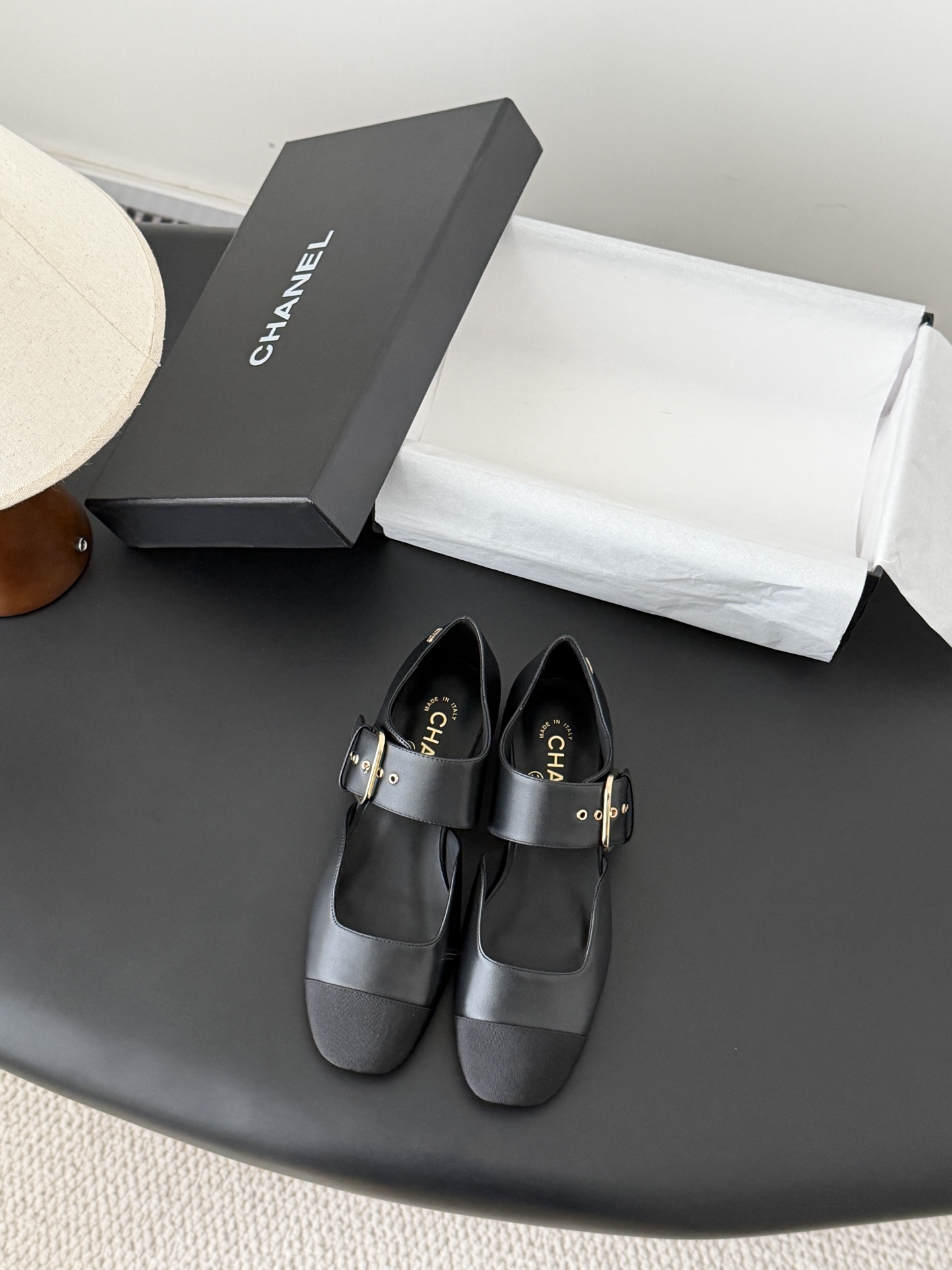 NO:721120,Chanel 26B Mary Jane shoes are simple yet sweet and playful!  Classic color matching, refreshing and easy to match, with buckle for more heeling. Sheepskin lining and genuine leather outsole Size: 35-39 (other sizes cannot be returned or exchanged), single shoes, chanel, mary jane, sheepskin, Leather soles19860909Chanel 26B玛丽珍单鞋 简约又不失甜美俏皮！ 拼色经典,清爽易搭,搭配扣带更加跟脚.内里羊皮 真皮大底 Size:35-39（其他码数定制不退换）,单鞋,chanel,mary jane,sheepskin,Leather soles,Women's Shoes