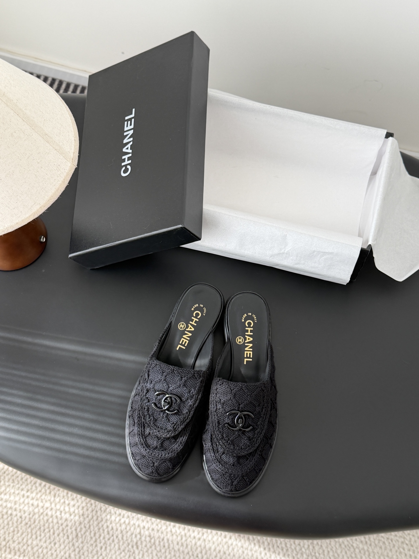 NO:721171,Chanel 26A new double C loafer half-drag, return of the double-C buckle design, special vintage, full of retro flavor, loafers have also grown to the aesthetic point, sheepskin lining, original outsole Size: 35-39, other sizes can be customized, non-refundable, half-drag, chanel, loafers, sheepskin19860909Chanel 26A新款双C乐福半拖 回归的双C扣设计 特别Vintage 复古味十足 乐福鞋也长到了审美上 内里羊皮 原版大底 Size:35-39 其他码数定做不退换,半拖,chanel,loafers,sheepskin,Women's Shoes