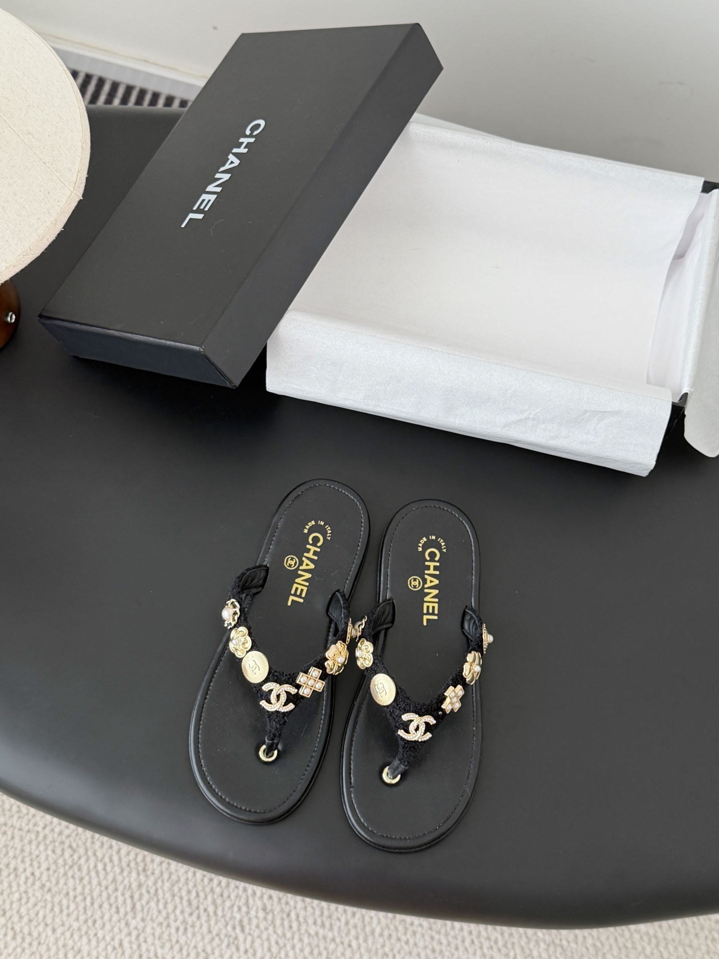 NO:721158,Chanel 25P new flip-flops!  This series is really amazing. How can it be so beautiful!  Summer is really an invincible combination that can be salty or sweet~ The upper is made of imported nylon, the lining is lambskin, the leather outsole is 35-39 (customized 40/41), split-toe shoes, chanel, slippers, sheepskin, Leather soles19860909Chanel 25P新品夹脚人字拖鞋！ 这一系列这真的是绝了 怎么会这么美！ 夏天真的是无敌搭配可盐可甜～ 鞋面采用进口妮布 内里是小羊皮 真皮大底 码数35-39（40/41定制）,分趾鞋,chanel,slippers,sheepskin,Leather soles,Women's Shoes