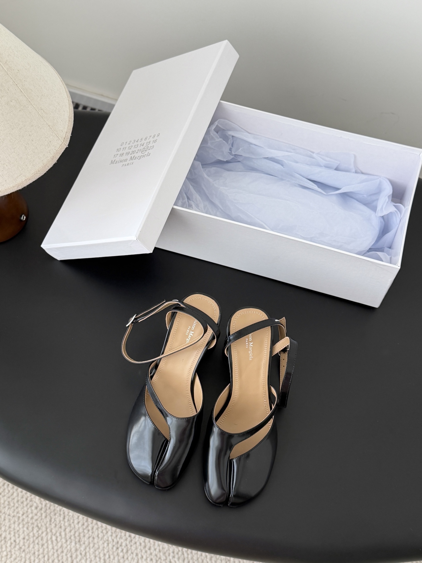 NO:721151,High quality!  Maison Margiela MM6 split-toe shoes Tabi Italian vegetable-tanned sheepskin!  Welcome to compare with the real original outsole!  Size:35-39 Other sizes can be customized, split-toe shoes, masion margiela, sheepskin19860909高定品质！Maison Margiela MM6分趾鞋 Tabi 意产植鞣羊皮！ 欢迎对比 真正的原版大底！ Size:35-39 其他码数定做,分趾鞋,masion margiela,sheepskin,Women's Shoes