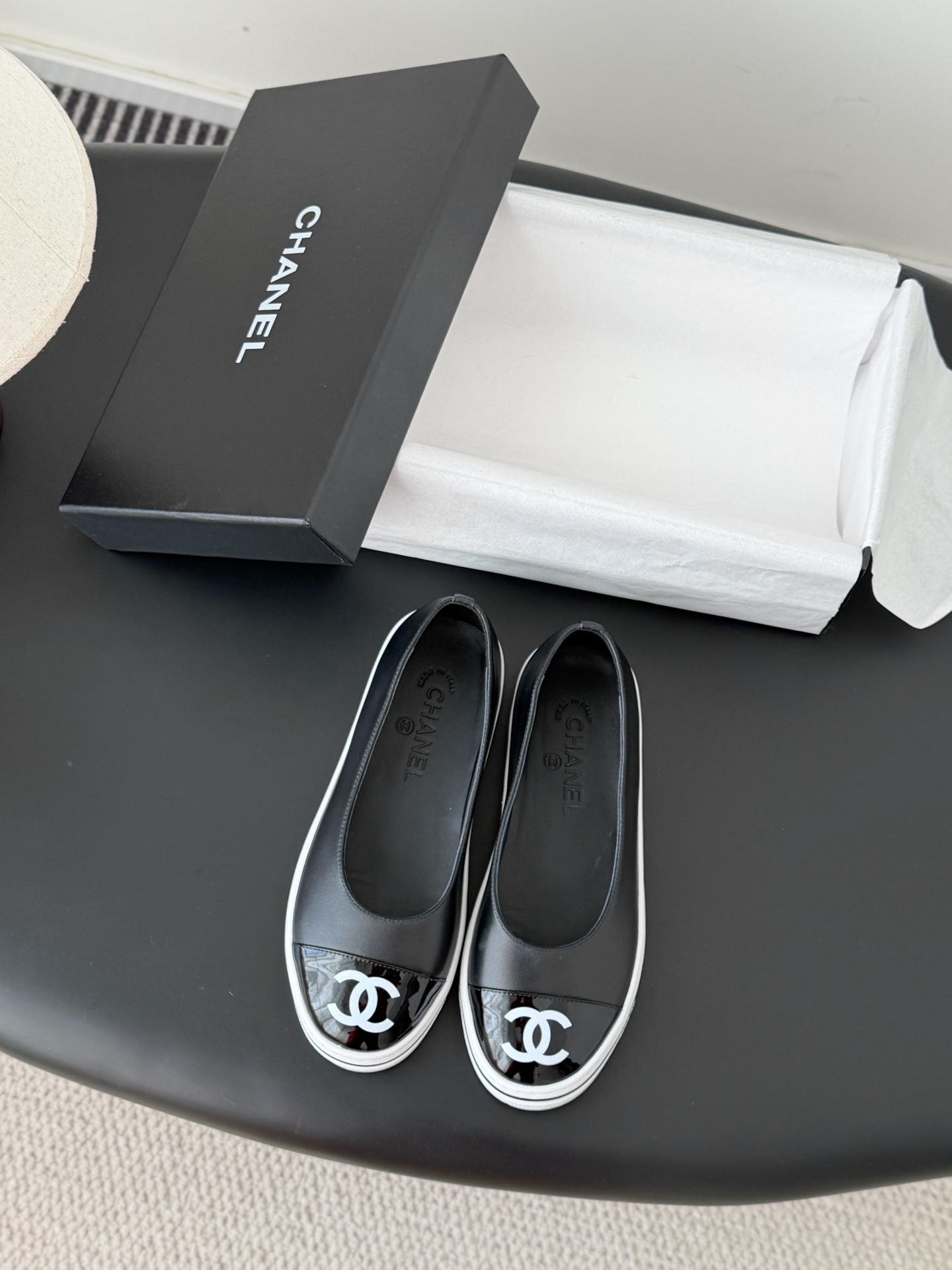 NO:721137,Chanel 26P new spring Mary Jane ballet shoes are worn by many celebrity bloggers. They are a must-have pair for spring and summer. Minimalist style prevails, simple and yet individual. Don’t look too good when paired with jeans!  Original mold opening 1:1 Size: 35-39 (other sizes cannot be returned or exchanged), ballet shoes, chanel, mary jane, jeans19860909Chanel 26P春季新款玛丽珍芭蕾单鞋 超多明星博主上脚,春夏必备的一双 极简风当道,简单不失个性 搭配牛仔裤不要太好看！ 原版开模1:1 Size:35-39（其他码数定做不退换）,芭蕾舞鞋,chanel,mary jane,jeans,Women's Shoes