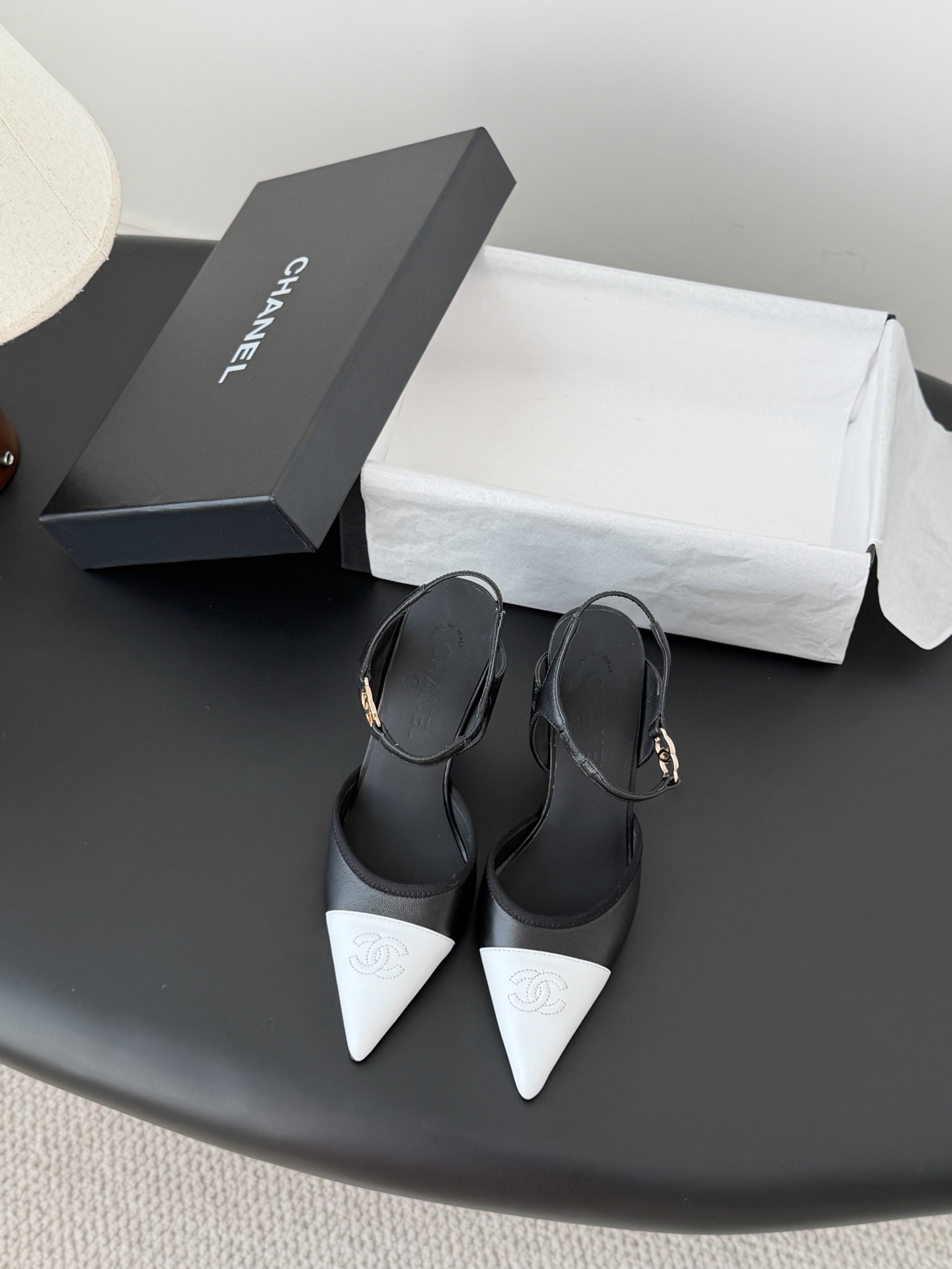 NO:721130,Chanel26 new pointed-toe high-heeled shoes, new style, early release, classic color matching, this year's must-have item, original development, private model hardware, genuine leather outsole, inner sheepskin Size: 35-39 (34-40-41-42-43 size customization is not returnable), high-heeled sandals, chanel, sandals, high heels, sheepskin, Leather soles19860909Chanel26新款尖头高跟单鞋 新款抢先发售 经典拼色 今年必爆单品 原版开发 私模五金 真皮大底 内里羊皮 Size:35-39（34-40-41-42-43码数定制不退换）,高跟鞋凉鞋,chanel,sandals,high heels,sheepskin,Leather soles,Women's Shoes