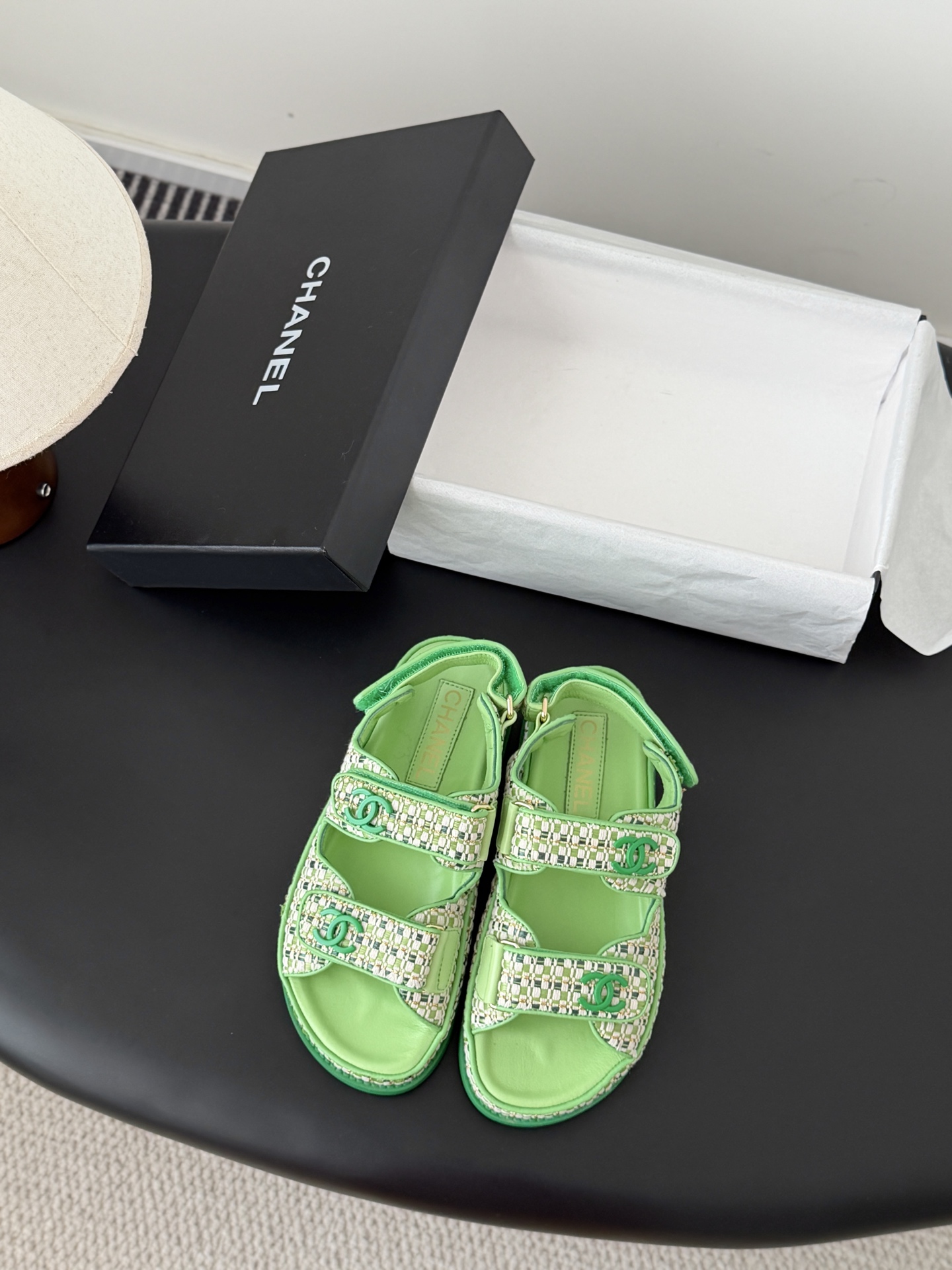 NO:721124,Genuine leather sole 30 Chanel 25 new Velcro sandal layout!  Top quality matching goods!  I have all the colors at home!  The uppers are made of imported fabrics, the foot pads are lined with sheepskin, and the original hardware buckles are all equipped with top-quality counter packaging!  Size: 35-39 (other sizes are not returnable or exchangeable), slippers and sandals, chanel, sandals, slippers, sheepskin19860909真皮底30 Chanel 25新魔术贴凉鞋版面！ 顶级对版货！ 所有的颜色我家都有！ 鞋面进口面料,垫脚内里羊皮,原版五金扣. 均配专柜顶级包装！ Size:35-39（其它码数定做不退换）,拖鞋凉鞋,chanel,sandals,slippers,sheepskin,Women's Shoes