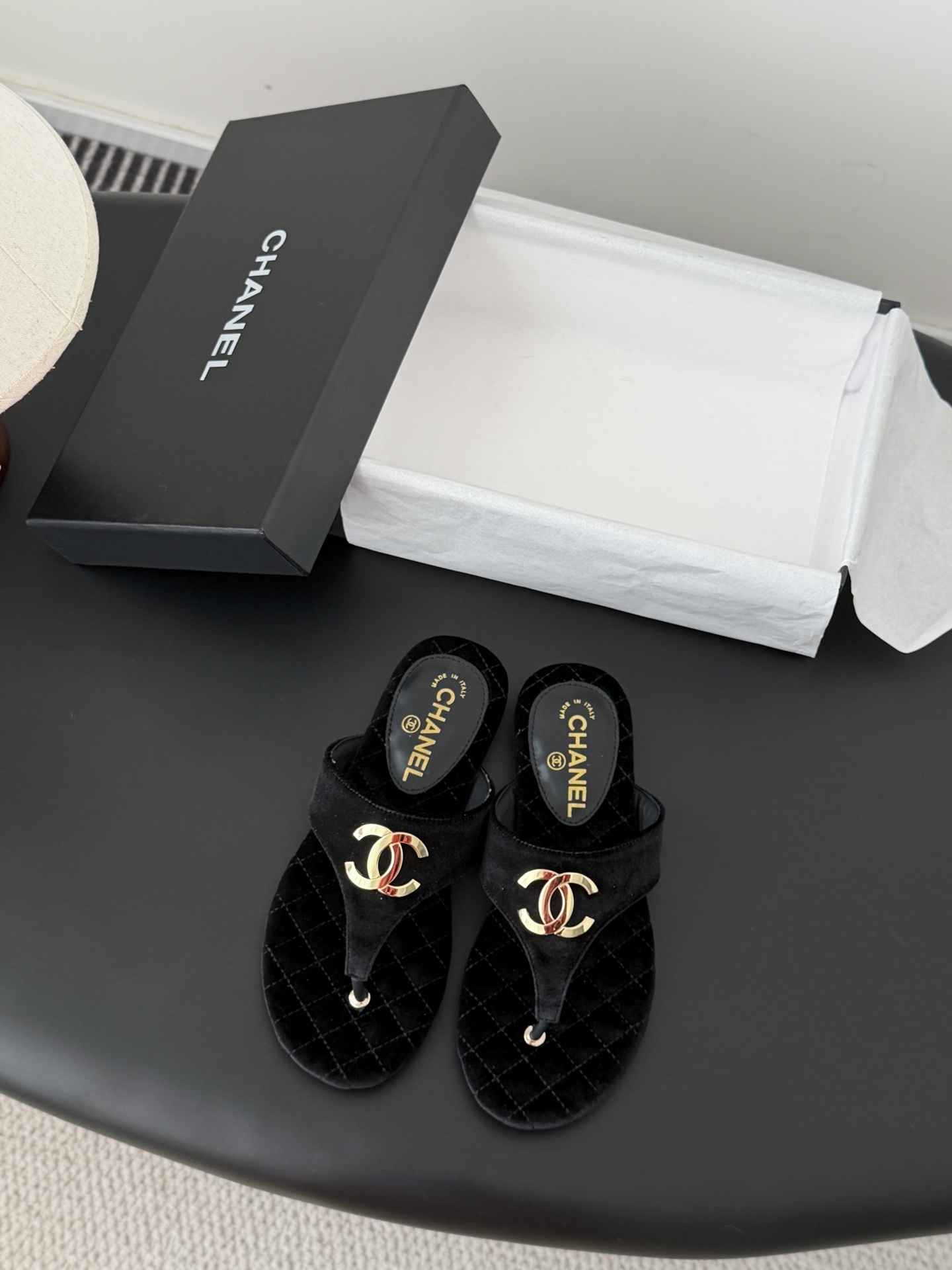 NO:721119,Chanel26 new early spring flip-flops. Small fragrant slippers that exude lasting charm. Recommended by many stars. Simple and easy to match. Original leather outsole Size: 35-39 (other sizes are not returnable for customization), split-toe shoes, chanel, slippers, Leather soles19860909Chanel26早春新款夹脚凉拖 散发持久魅力的小香拖鞋 众多明星纷纷推荐 简单好搭配 原版真皮大底 Size:35-39（其他码数定制不退换）,分趾鞋,chanel,slippers,Leather soles,Women's Shoes