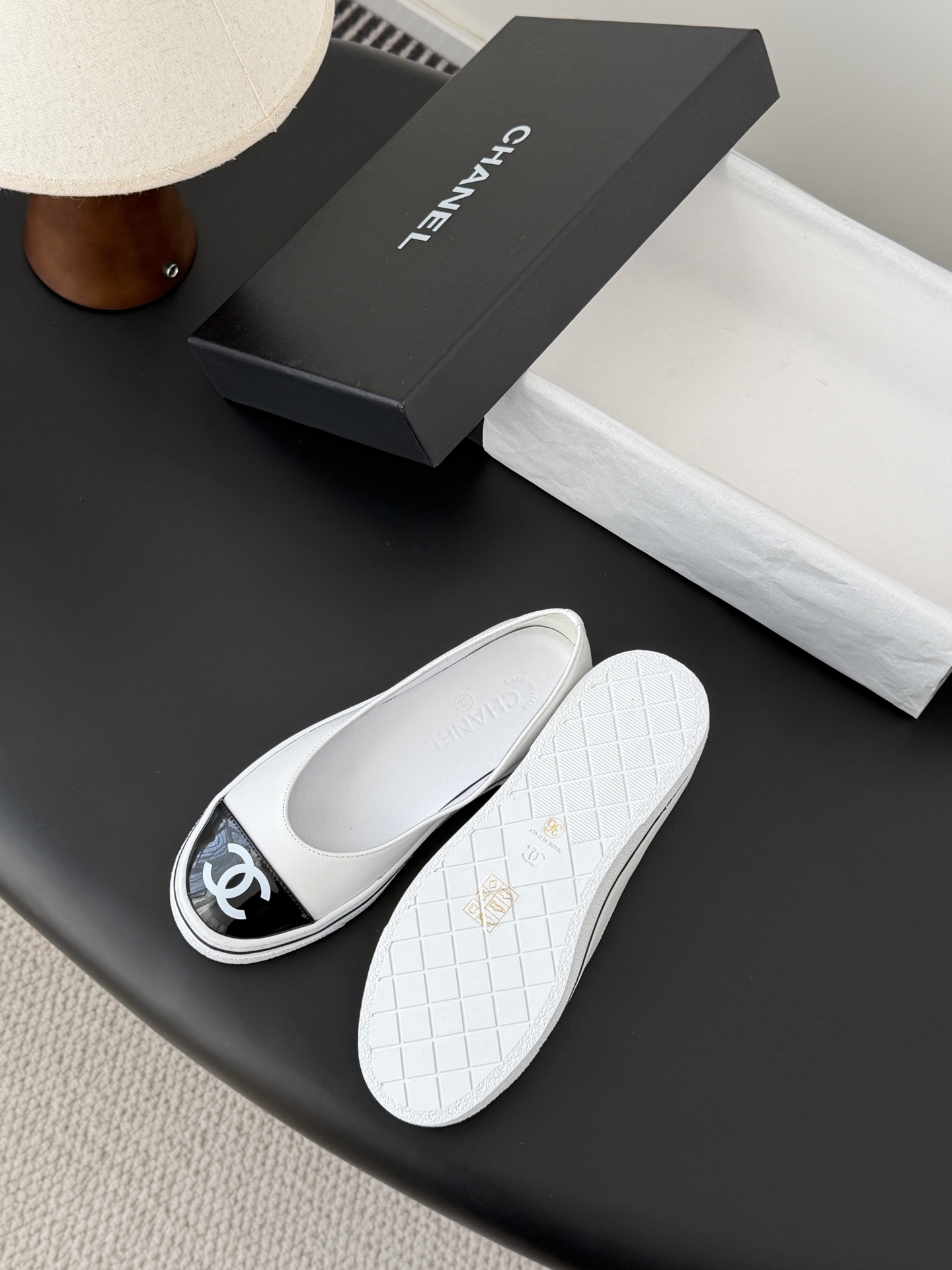 Chanel 26P春季新款玛丽珍芭蕾单鞋超多明星博主上脚，春夏必备的一双极简风当道，简单不失个性搭配牛