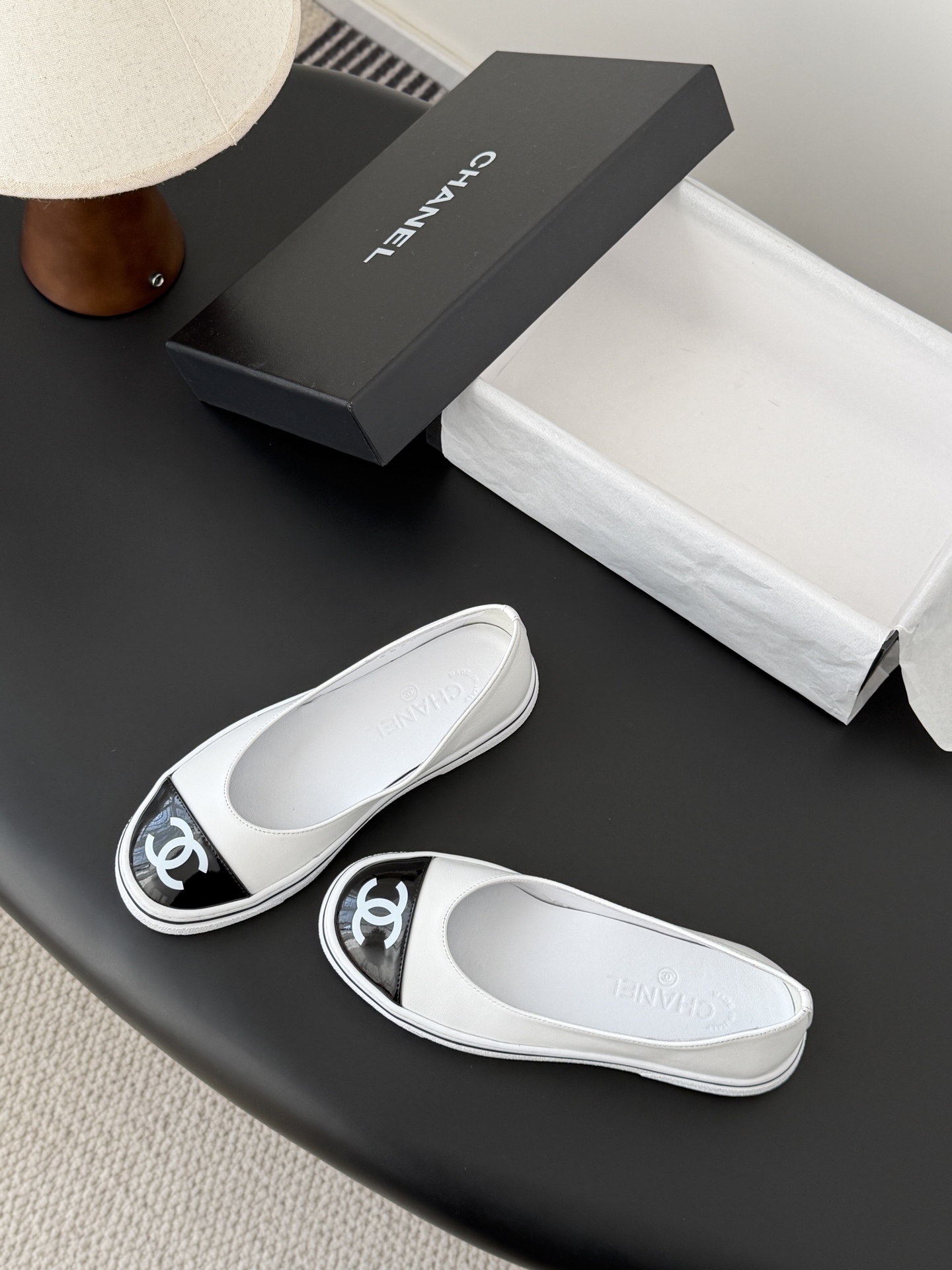 Chanel 26P春季新款玛丽珍芭蕾单鞋超多明星博主上脚，春夏必备的一双极简风当道，简单不失个性搭配牛