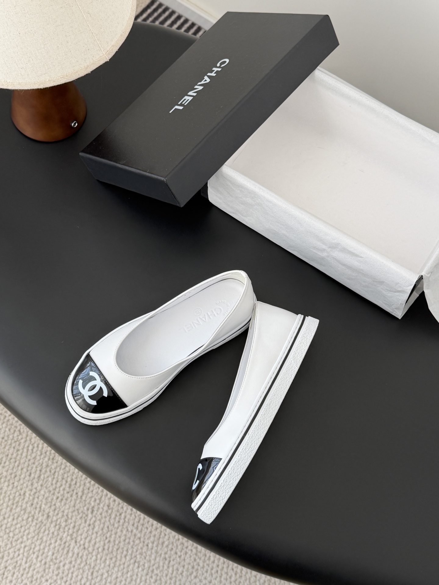 Chanel 26P春季新款玛丽珍芭蕾单鞋超多明星博主上脚，春夏必备的一双极简风当道，简单不失个性搭配牛