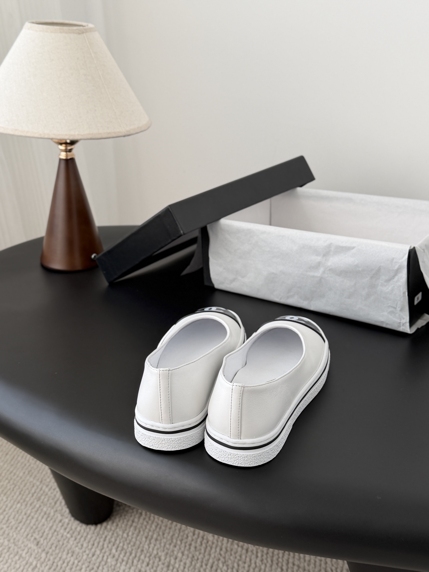 Chanel 26P春季新款玛丽珍芭蕾单鞋超多明星博主上脚，春夏必备的一双极简风当道，简单不失个性搭配牛