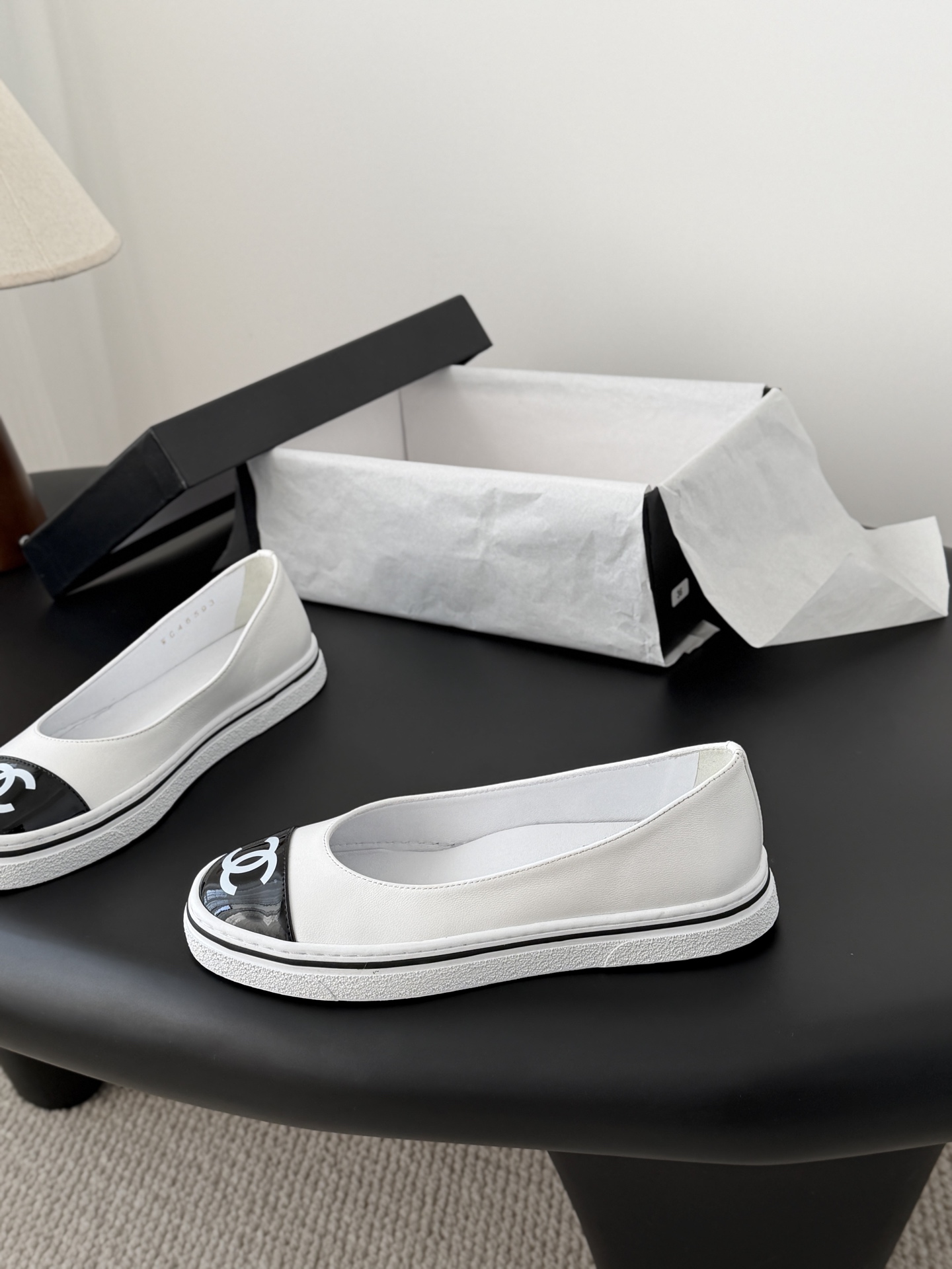 Chanel 26P春季新款玛丽珍芭蕾单鞋超多明星博主上脚，春夏必备的一双极简风当道，简单不失个性搭配牛