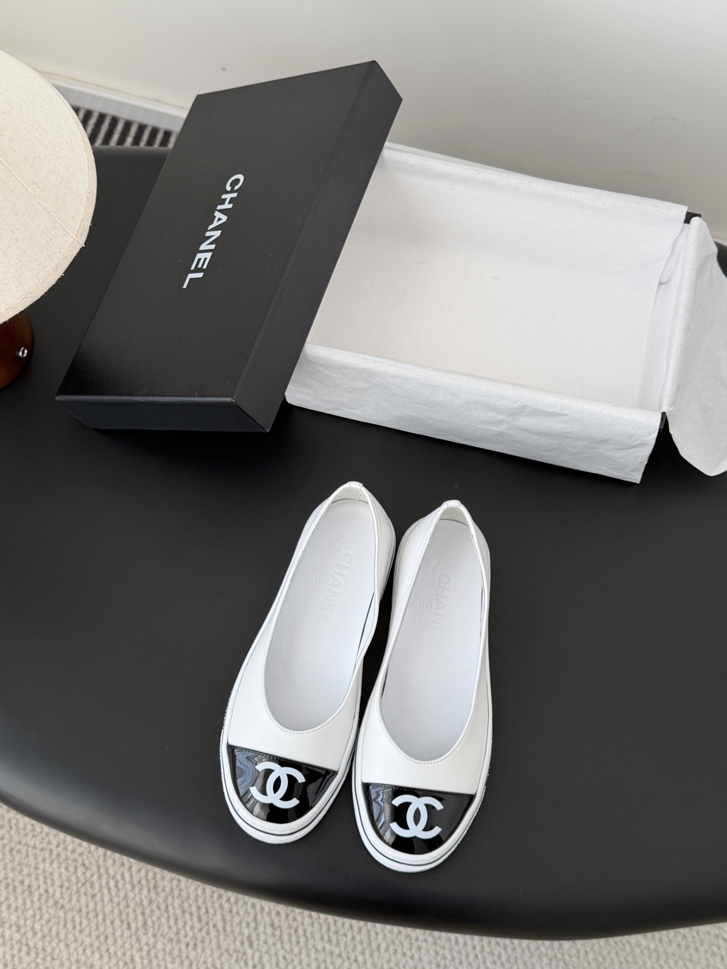 Chanel 26P春季新款玛丽珍芭蕾单鞋超多明星博主上脚，春夏必备的一双极简风当道，简单不失个性搭配牛