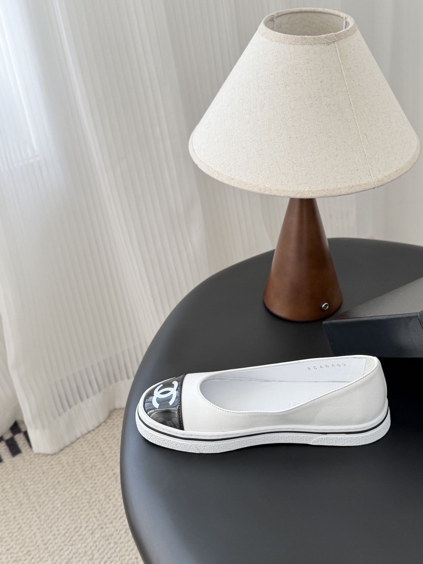 Chanel 26P春季新款玛丽珍芭蕾单鞋超多明星博主上脚，春夏必备的一双极简风当道，简单不失个性搭配牛