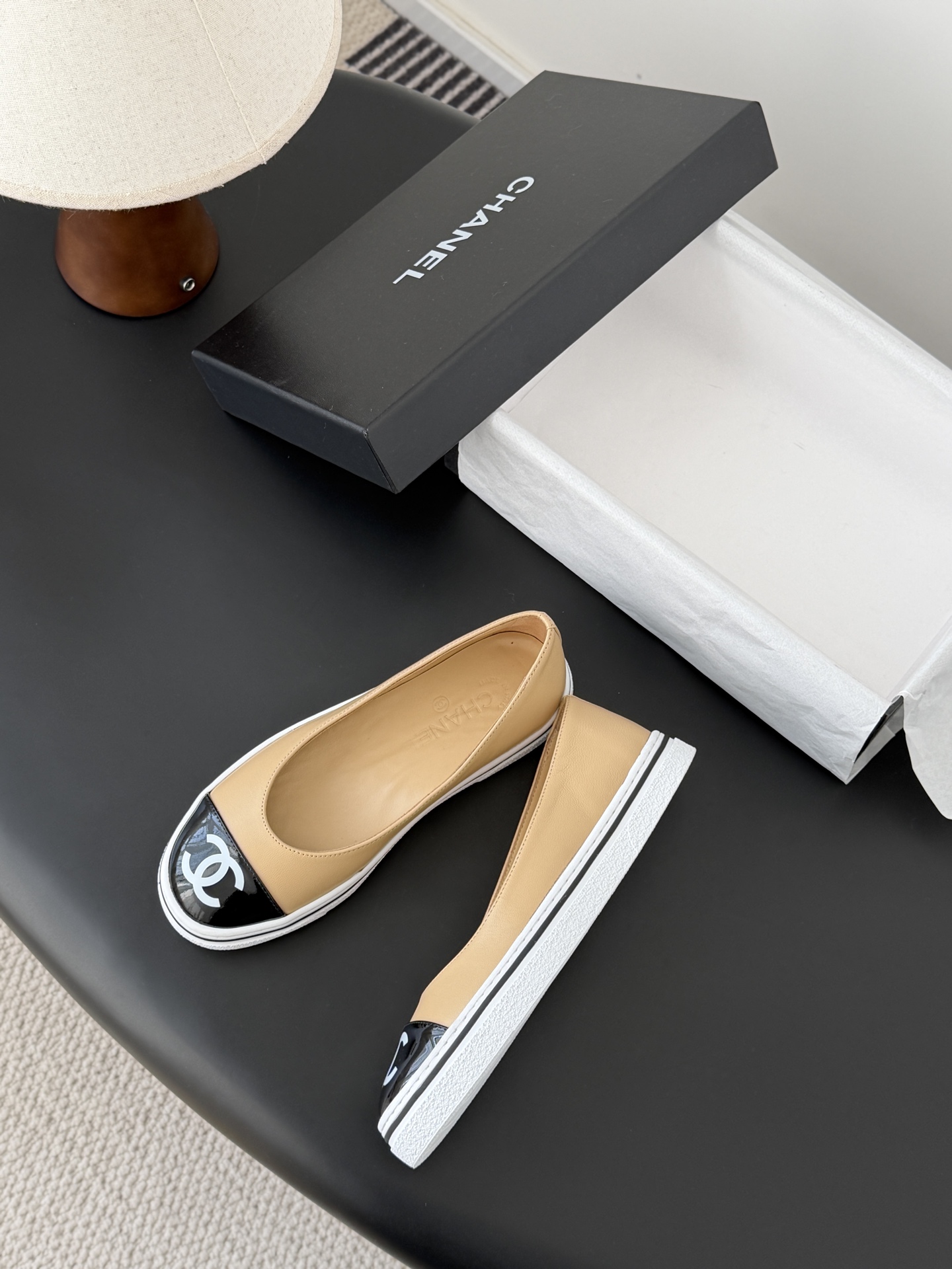 Chanel 26P春季新款玛丽珍芭蕾单鞋超多明星博主上脚，春夏必备的一双极简风当道，简单不失个性搭配牛