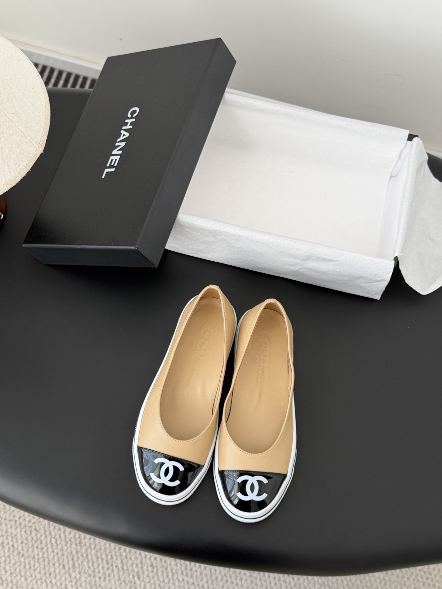 Chanel 26P春季新款玛丽珍芭蕾单鞋超多明星博主上脚，春夏必备的一双极简风当道，简单不失个性搭配牛