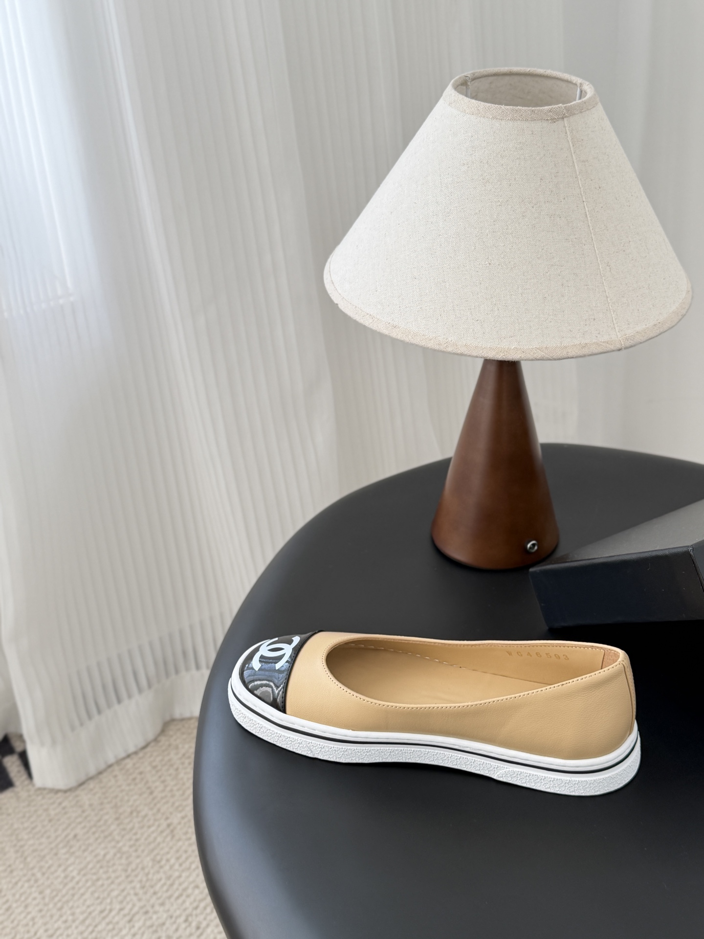 Chanel 26P春季新款玛丽珍芭蕾单鞋超多明星博主上脚，春夏必备的一双极简风当道，简单不失个性搭配牛