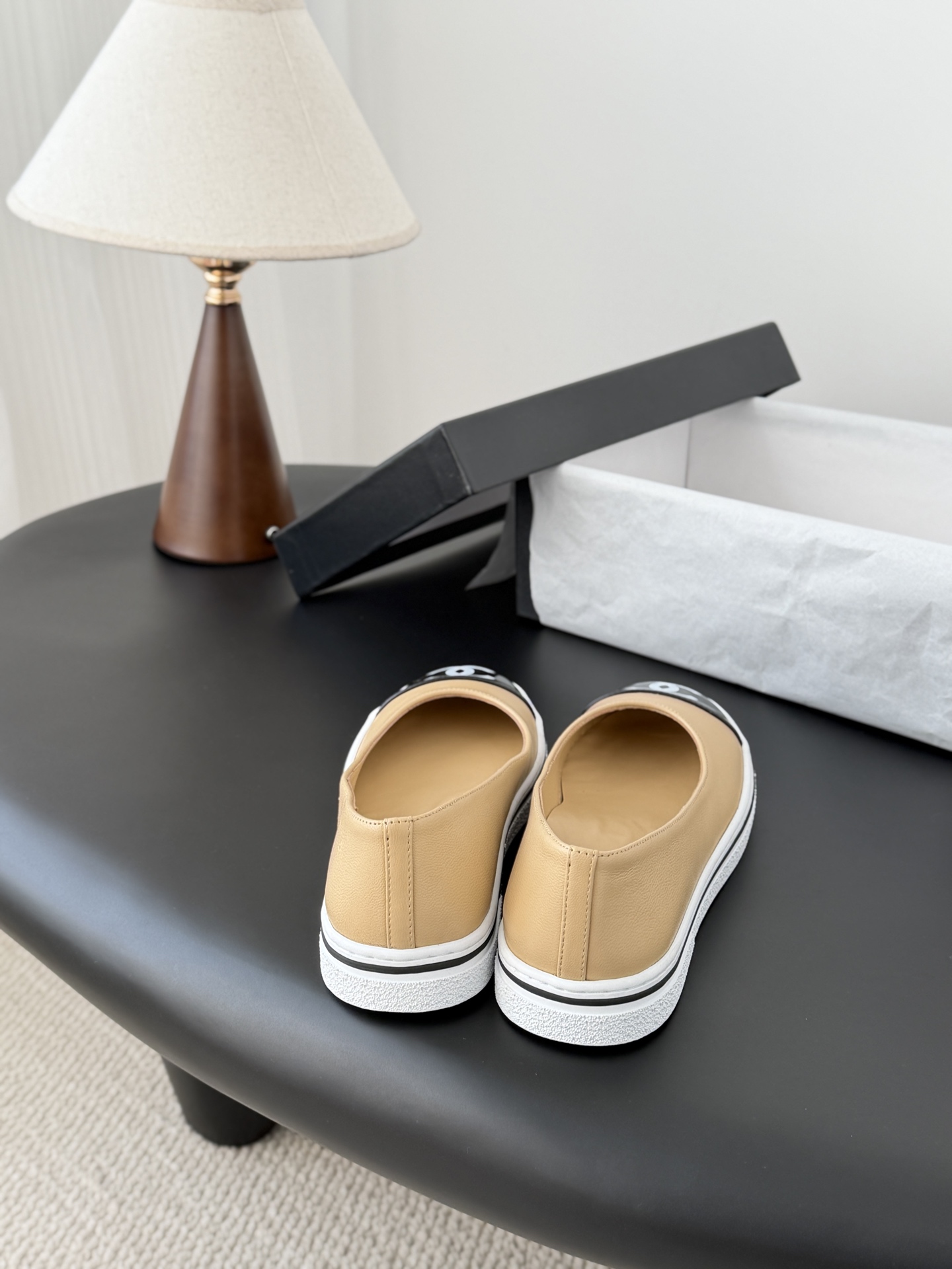 Chanel 26P春季新款玛丽珍芭蕾单鞋超多明星博主上脚，春夏必备的一双极简风当道，简单不失个性搭配牛